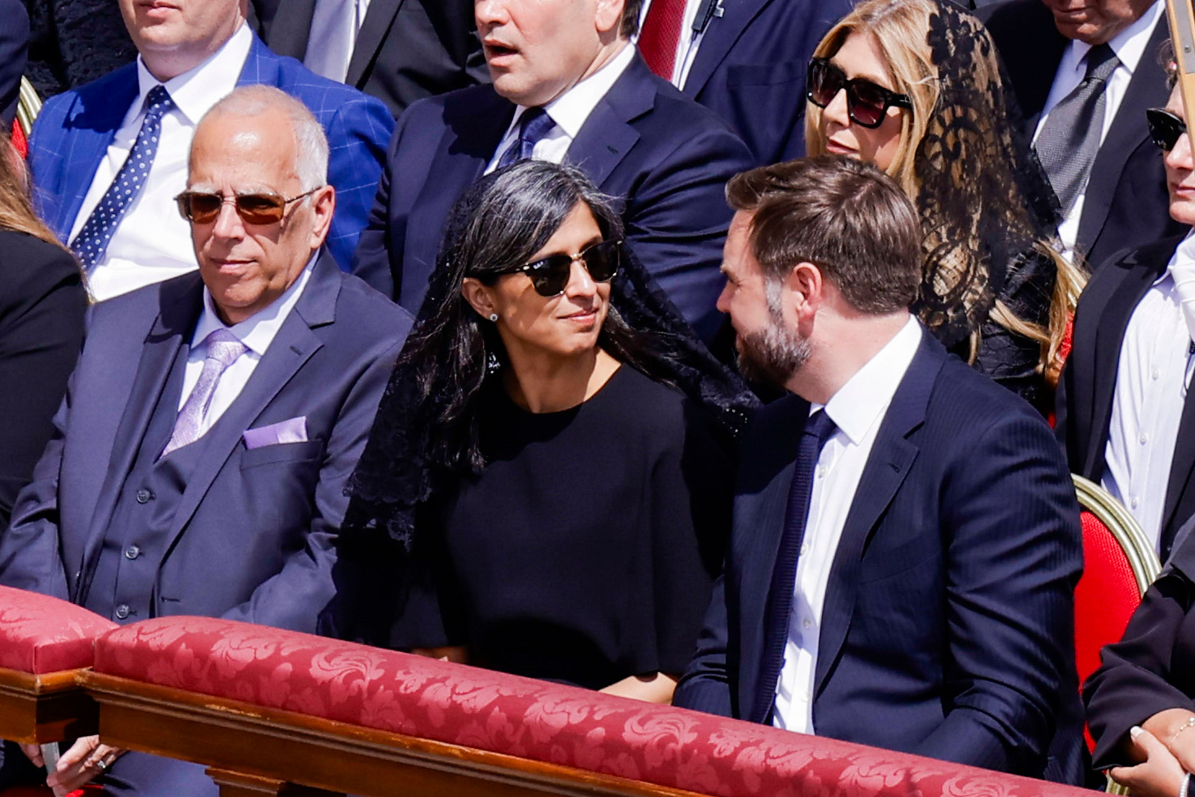 Louis Prevost (l.) bei der Amtseinführung von Papst Leo XIV. im Mai 2025 neben Usha und JD Vance (r.).