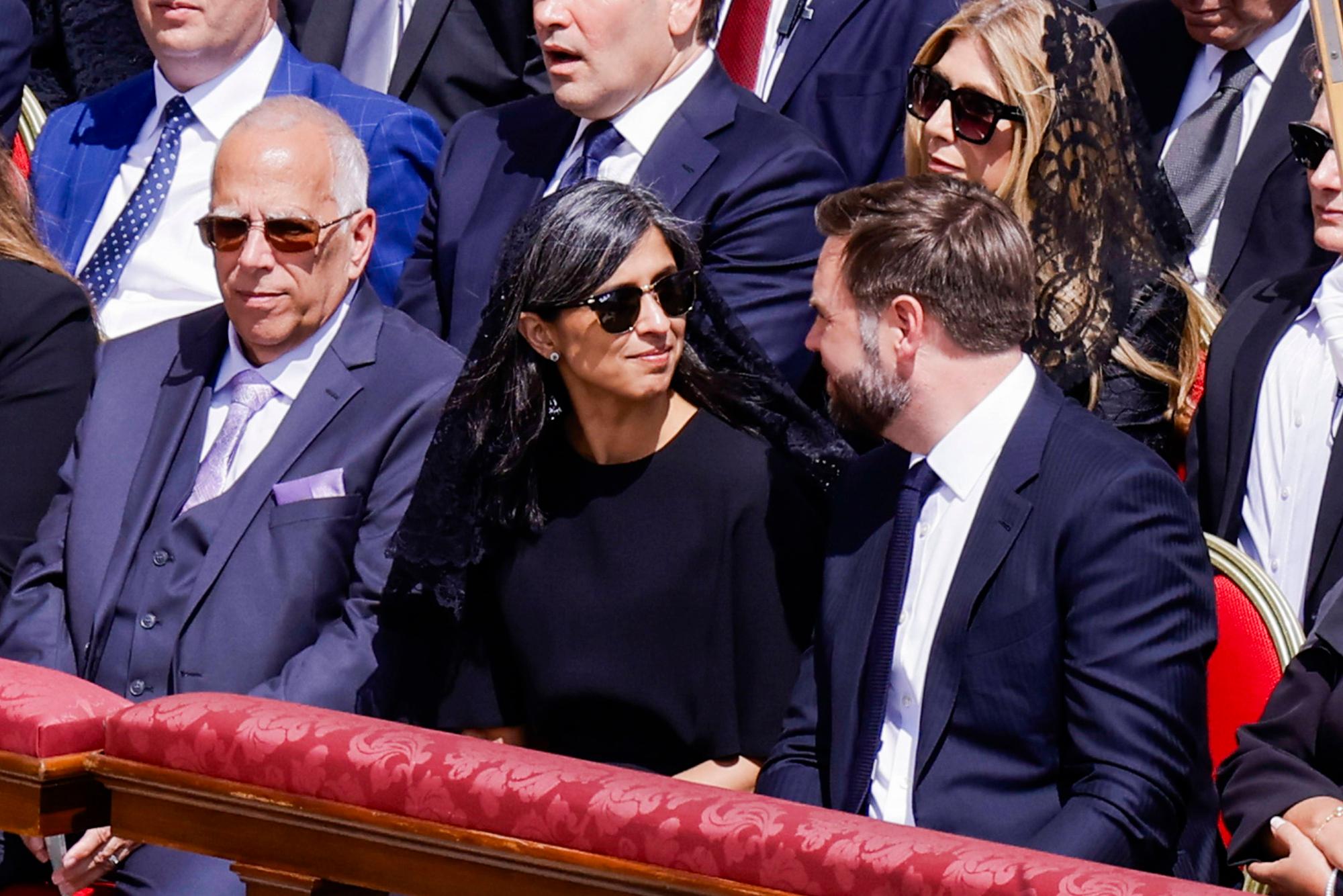 Louis Prevost (l.) bei der Amtseinführung von Papst Leo XIV. im Mai 2025 neben Usha und JD Vance (r.).