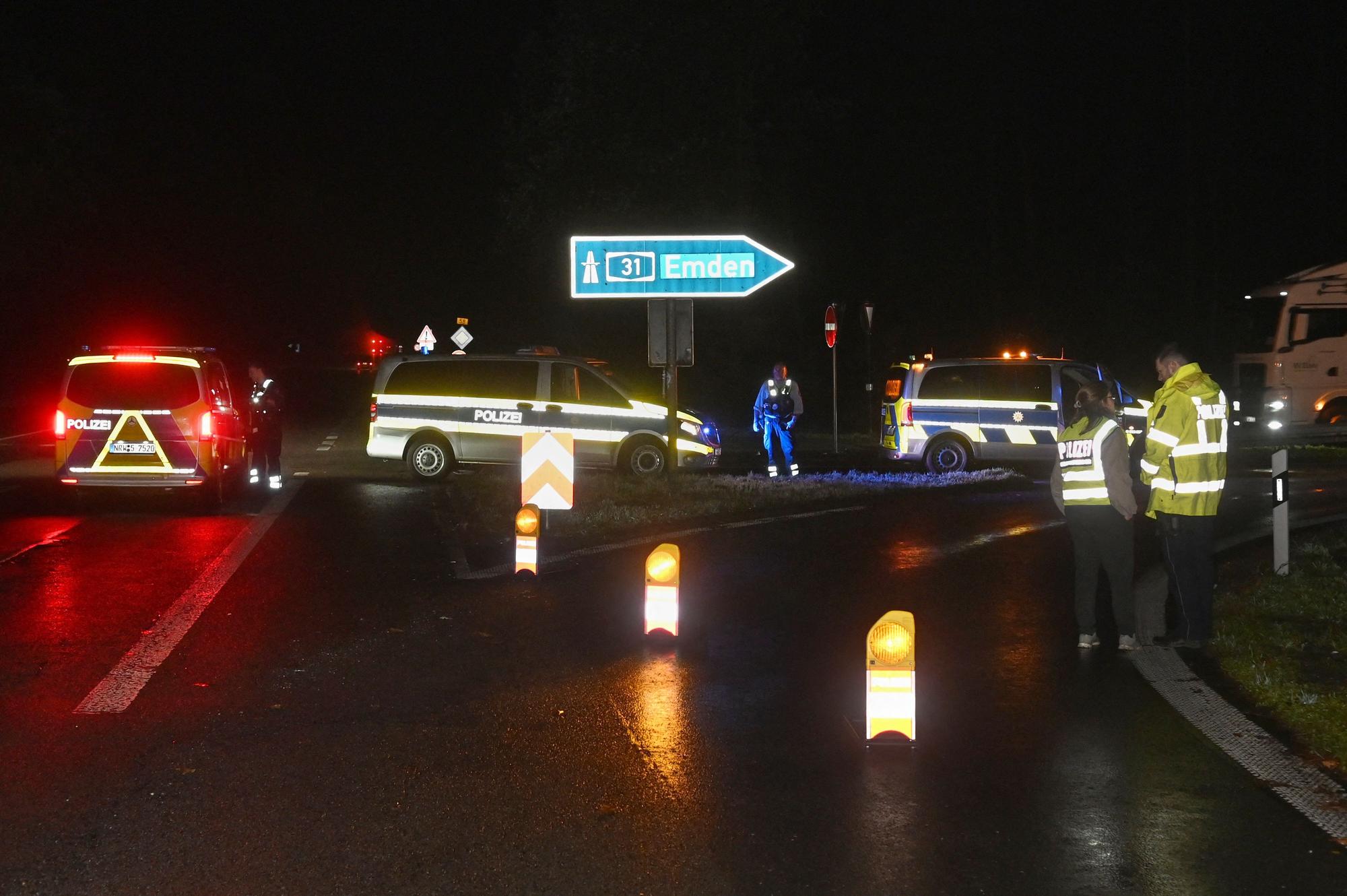 Die Polizei sperrt die Auffahrt zur A31 im Bereich der B58 Höhe Schermbeck. Atomkraftgegner konnten den Castor-Transport mit einer Störaktion kurzfristig stoppen.