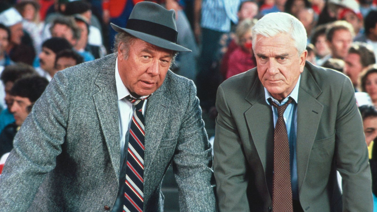Ed Hocken (George Kennedy, links) und Frank Drebin (Leslie Nielsen) suchen im weiten Rund des Baseballstadions nach einem Attentäter.  (Bild: RTLZWEI)