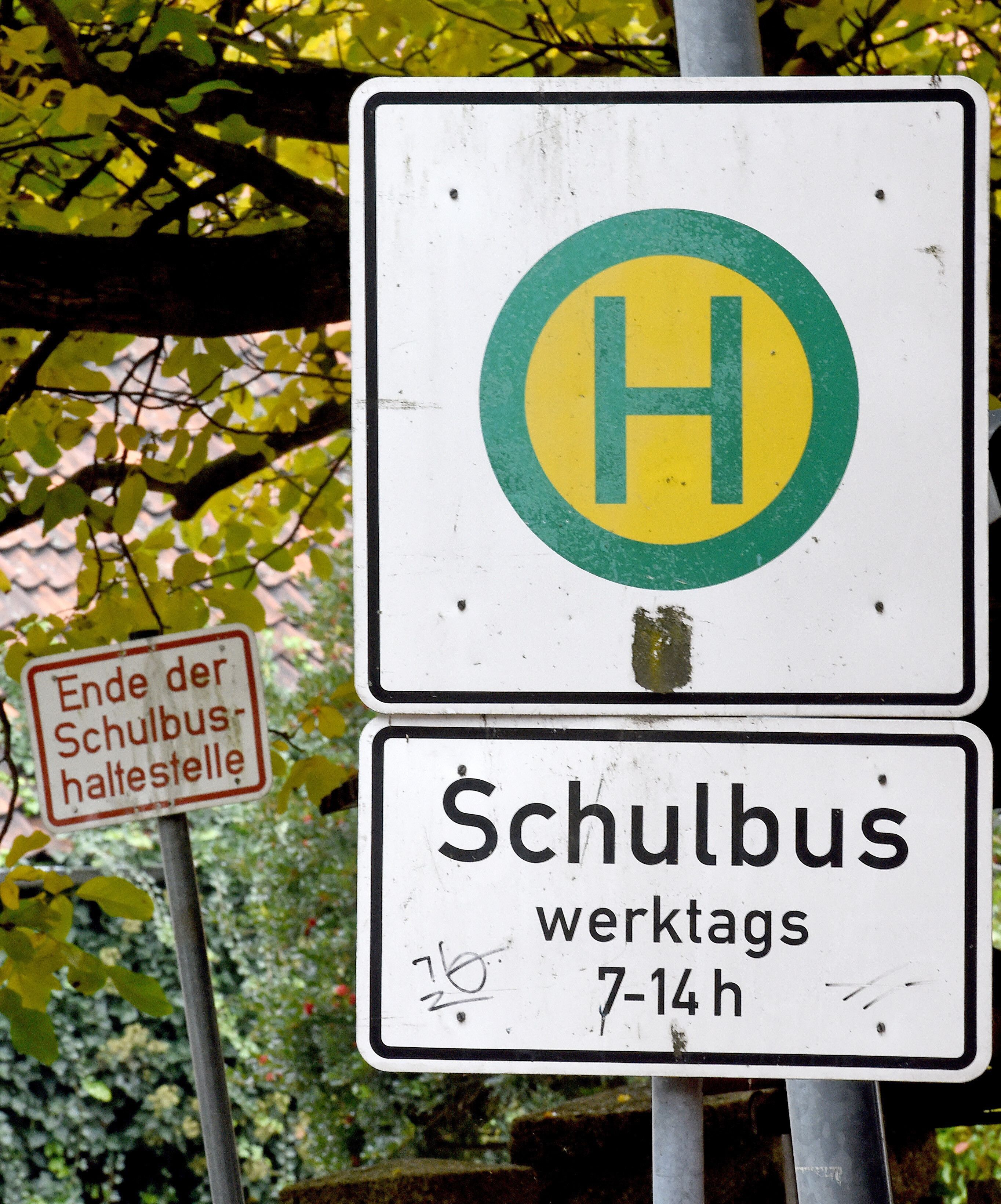 Eine Schulbushaltestelle ist am 24.10.2016 in der Ortschaft Weetzen in der Region Hannover (Niedersachsen) nahe einer Schule ausgeschildert. Foto: Holger Hollemann/dpa (zu dpa "ADAC gibt Schulbussen in Niedersachsen gute Noten" vom 24.10.2016) ++ +++ dpa-Bildfunk +++