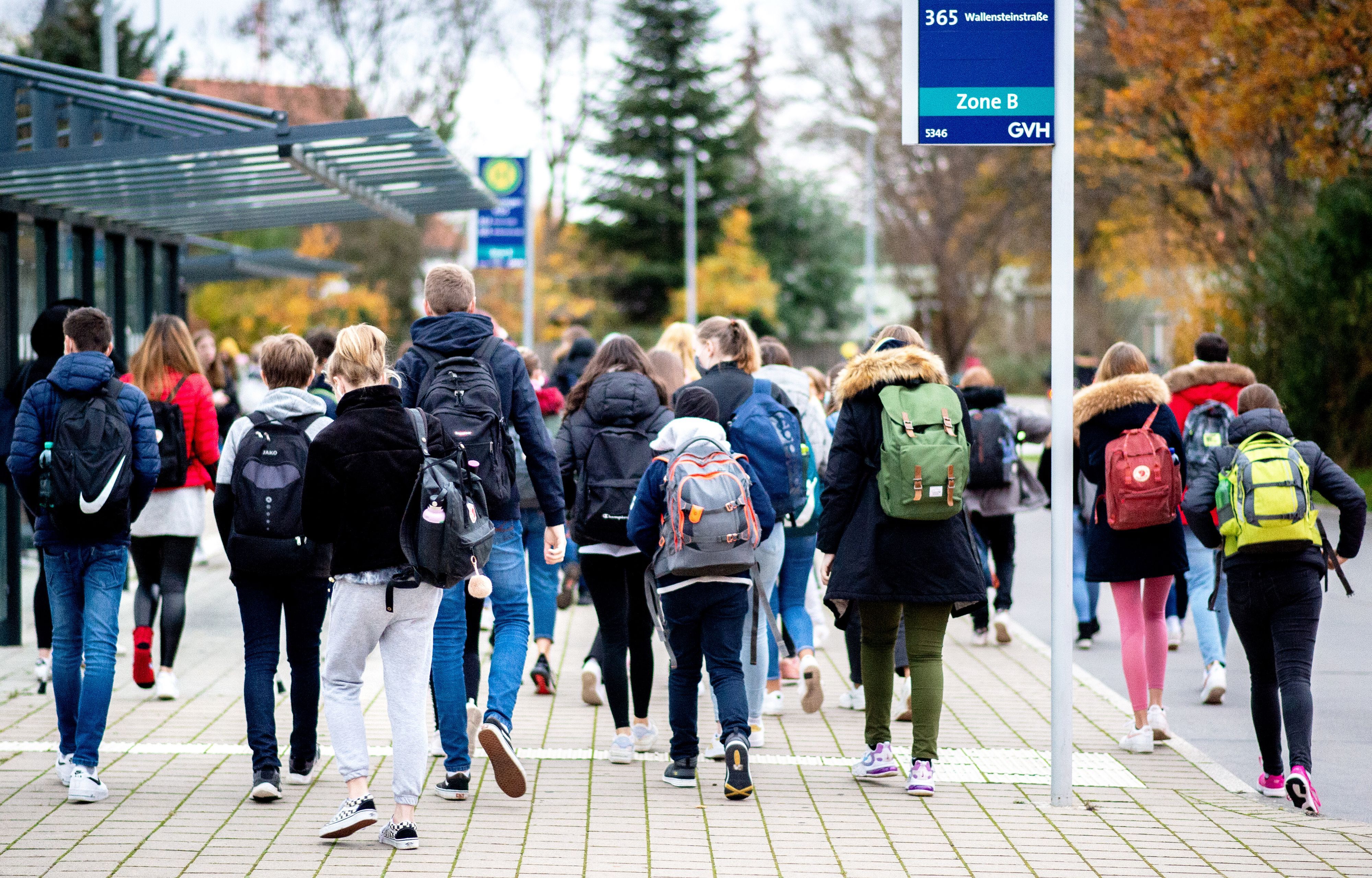 Schülerinnen und Schüler gehen mit ihren Schulrucksäcken von einer Bushaltestelle zu ihrer Schule. Viele Lehrer in Niedersachsen fürchten sich vor einer Ansteckung mit dem Coronavirus im Schulbetrieb. (zu dpa "Landeselternrat: Gesundheitsschutz an Schulen nicht nachvollziehbar") +++ dpa-Bildfunk +++