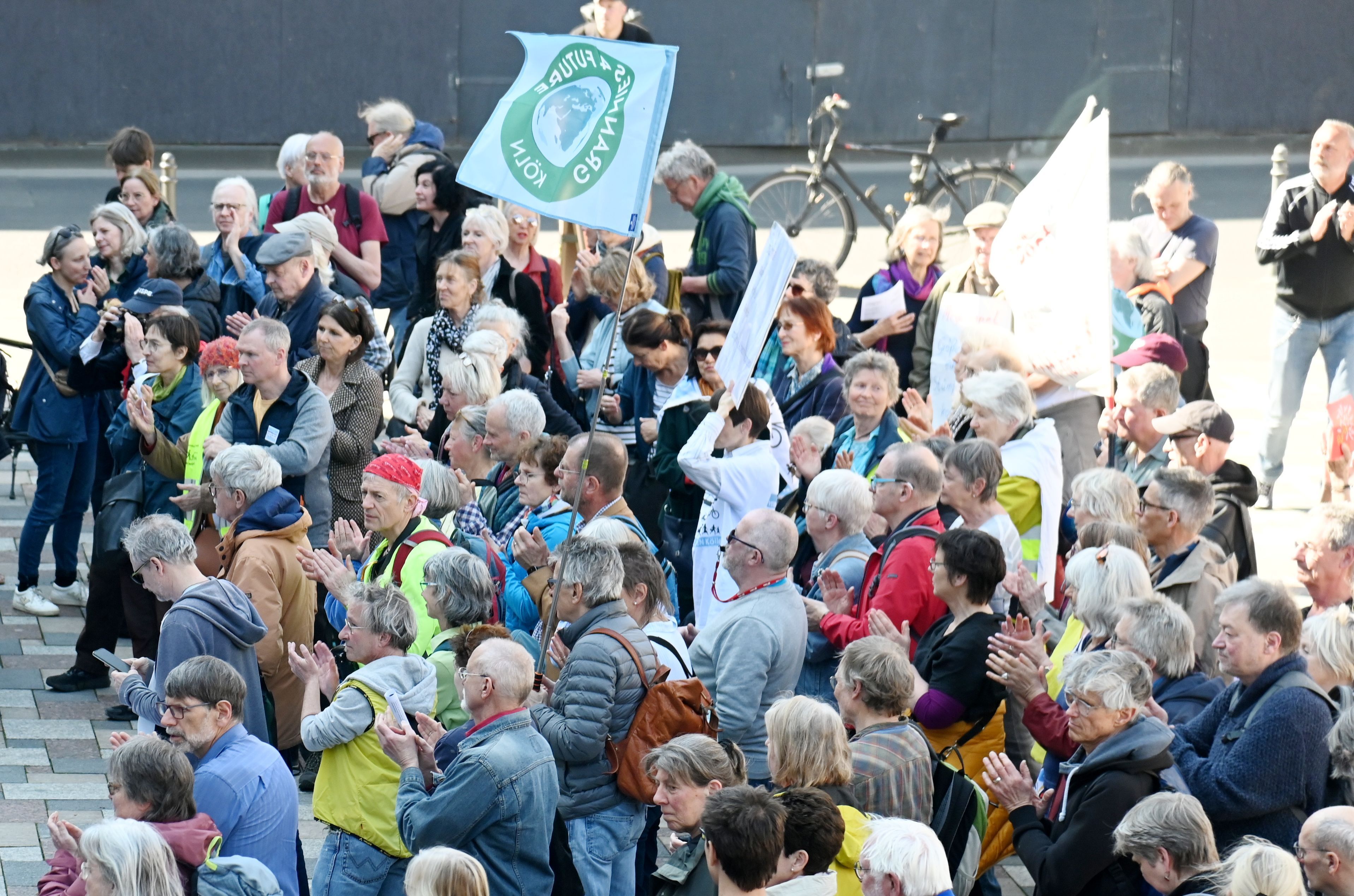 03.04.2025 Köln. Demo von Verkehrswende Köln vor dem Rathaus. Foto: Alexander Schwaiger