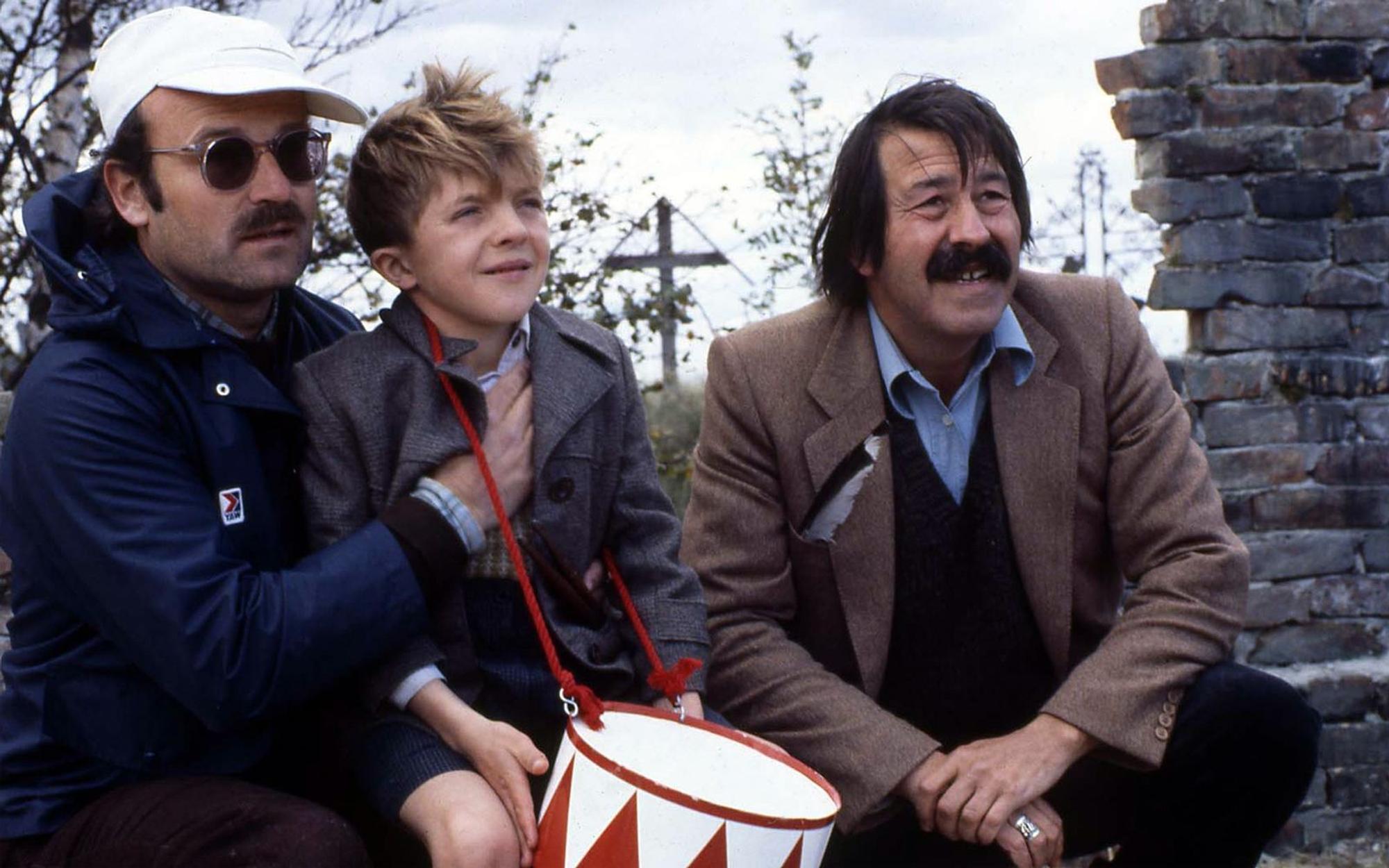 Günter Grass' (rechts) Geschichte über den kleinen Oskar (David Bennent, Mitte) brachte Volker Schlöndorff (links) einen Academy Award ein. (Bild: Kinowelt)