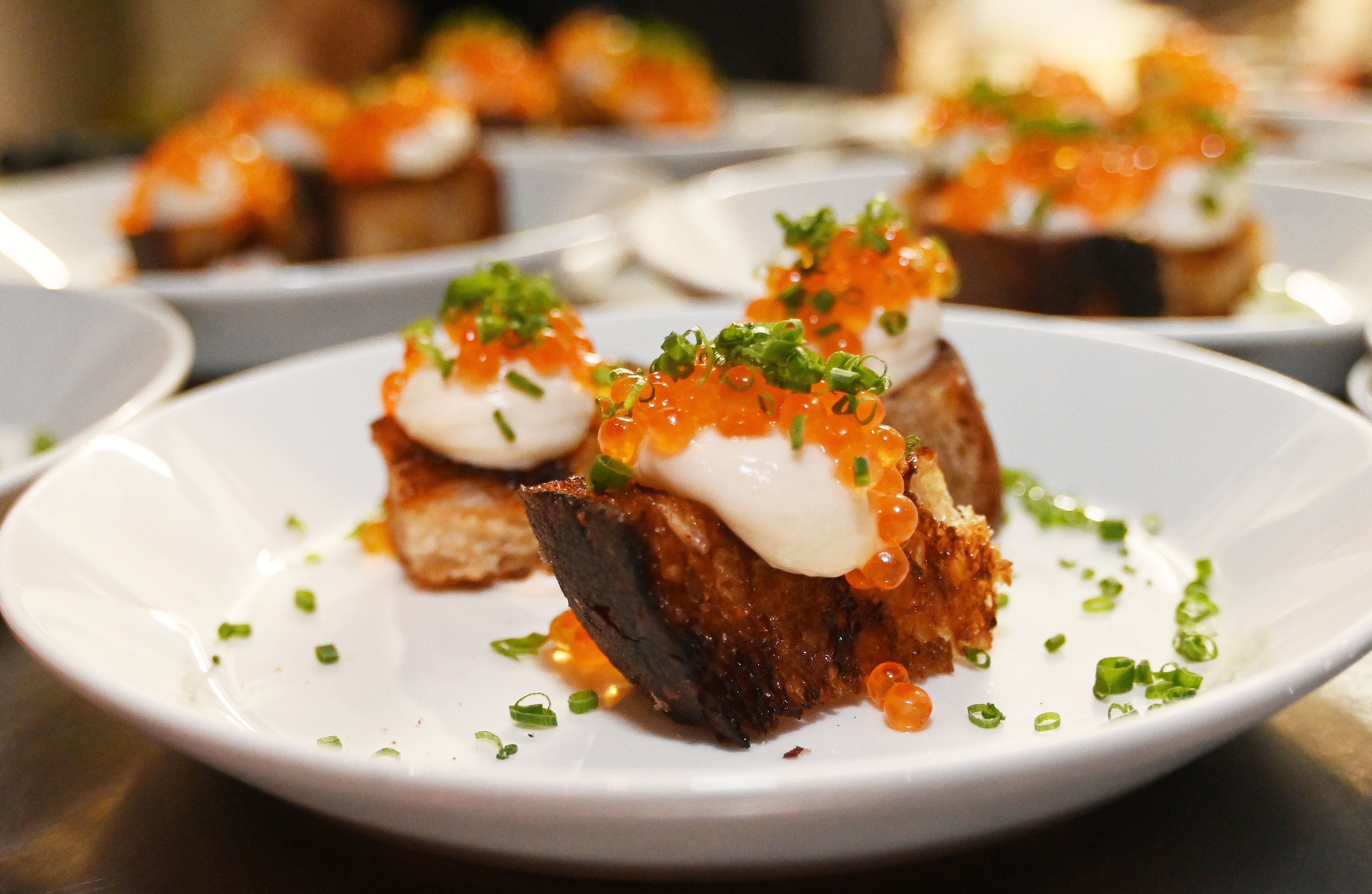 Crostini mit Forellenkaviar als Appetitanreger.