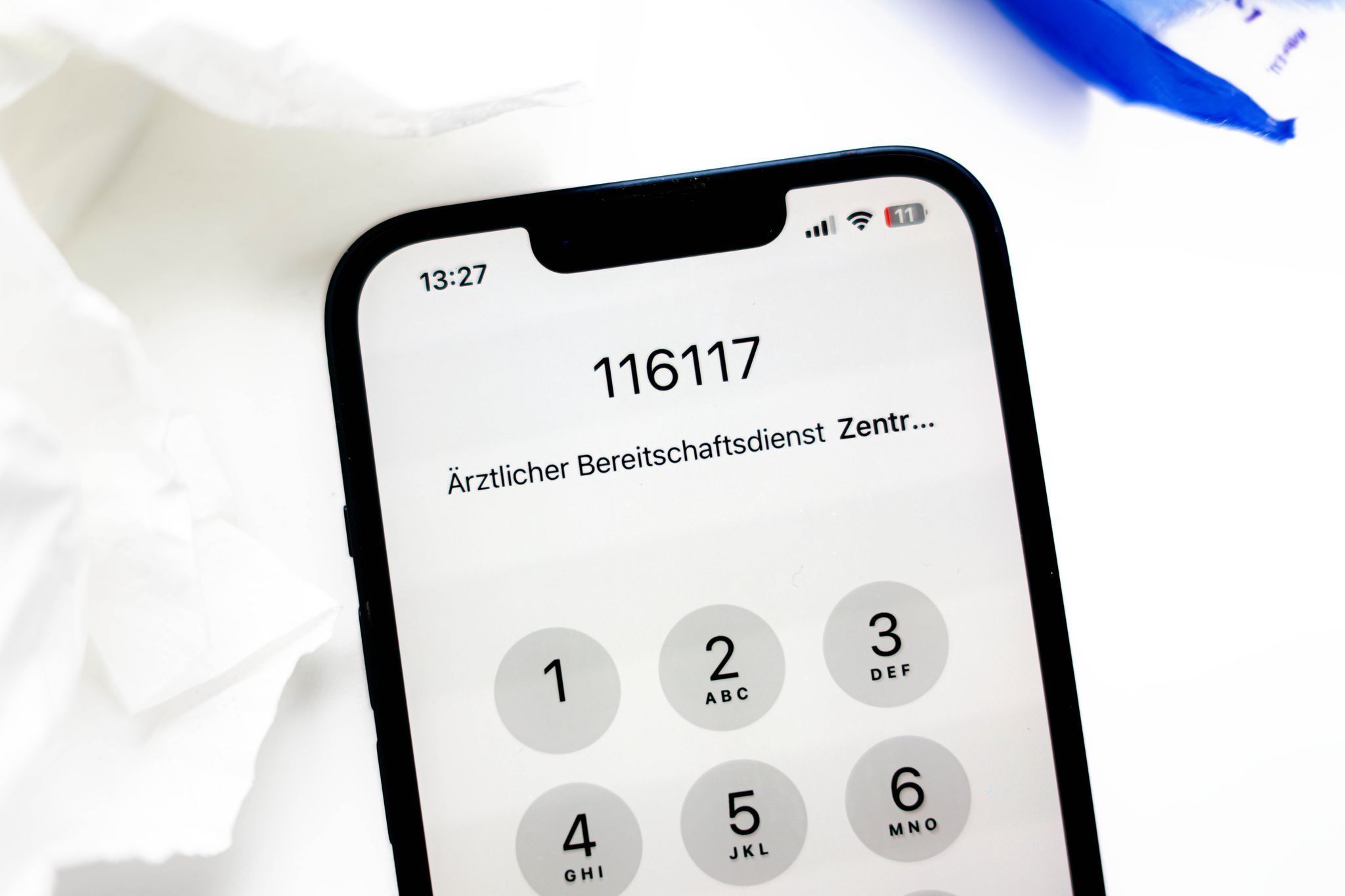 Nummer des Ärztlichen Bereitschaftsdienstes auf einem Smartphone.