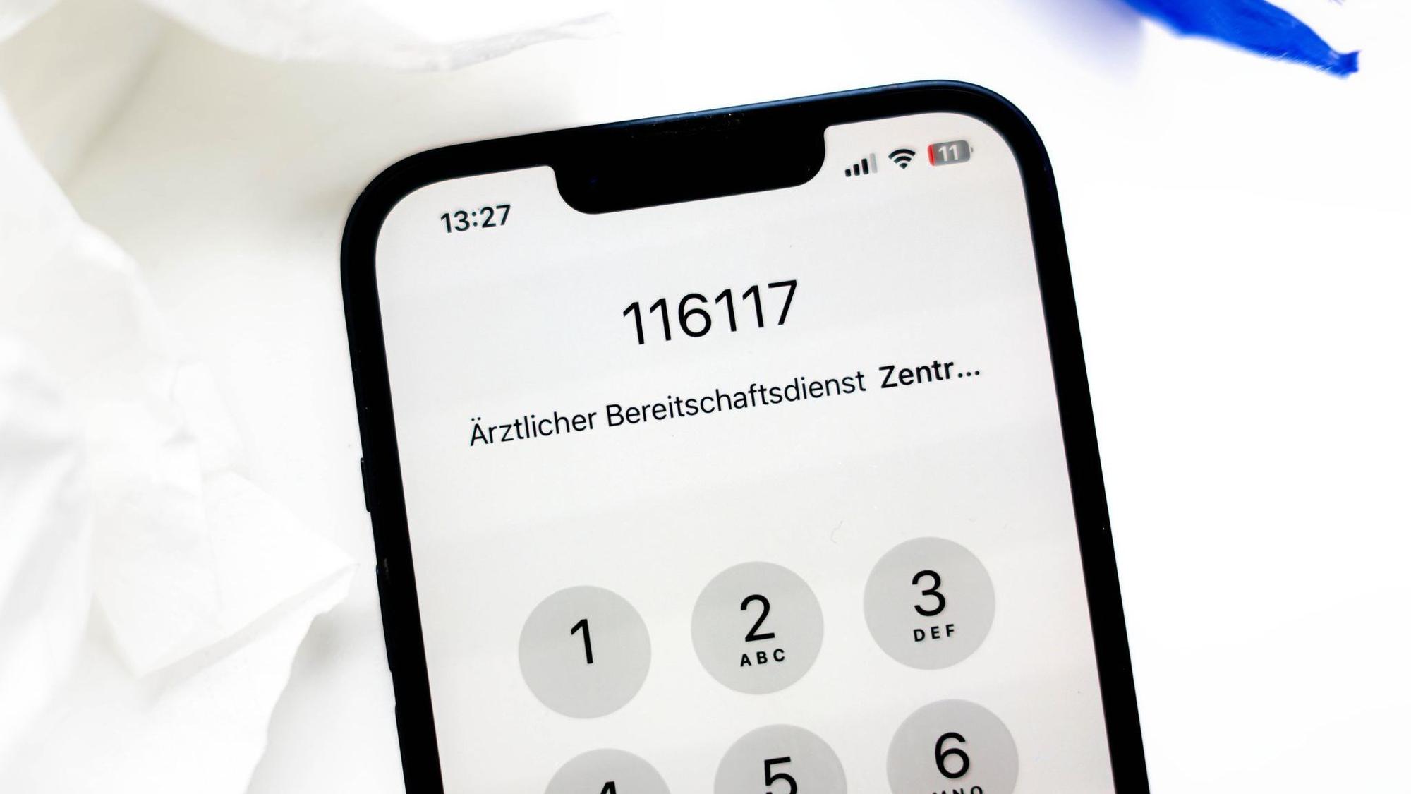 Nummer des Ärztlichen Bereitschaftsdienstes auf einem Smartphone.