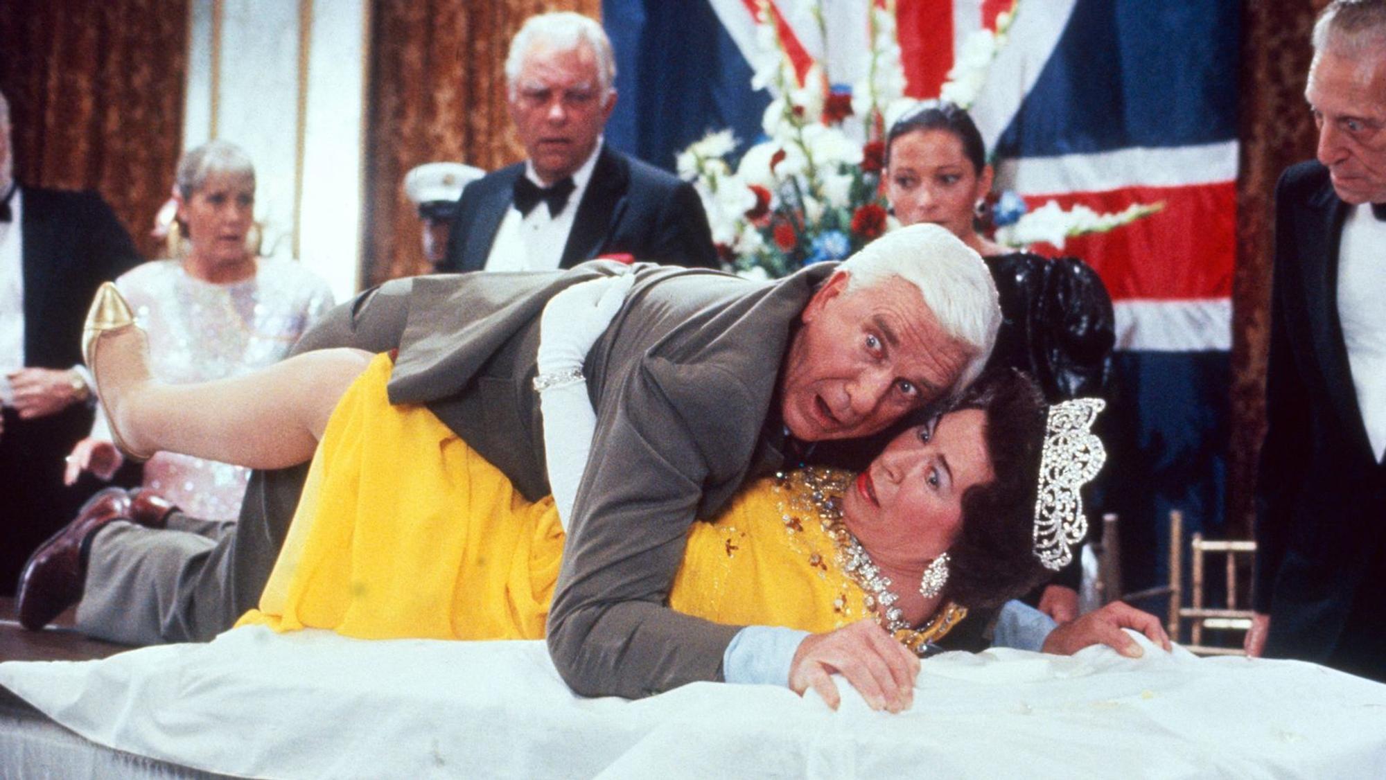 Frank Drebin (Leslie Nielsen) blamiert nicht nur sich selbst, sondern auch die britische Königin. (Bild: RTLZWEI)