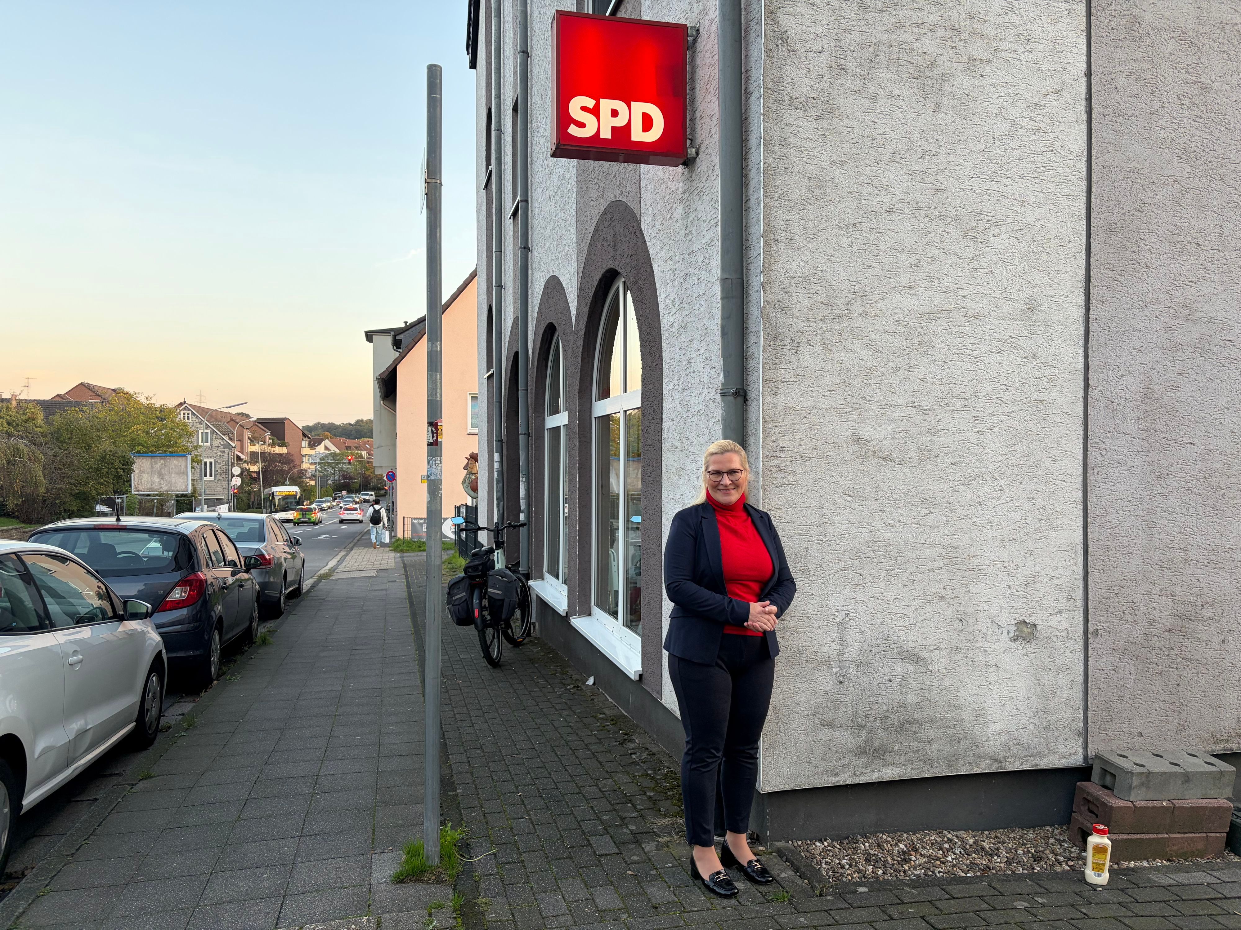 Heike Lehmann, SPD-Landtagskandidatin für den Rheinisch-Bergischen Kreis, vor dem Büro der Leichlinger Sozialdemokraten. Sie kommt aus Wermelskirchen