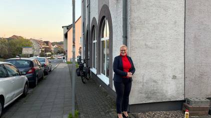 Heike Lehmann, SPD-Landtagskandidatin für den Rheinisch-Bergischen Kreis, vor dem Büro der Leichlinger Sozialdemokraten. Sie kommt aus Wermelskirchen
