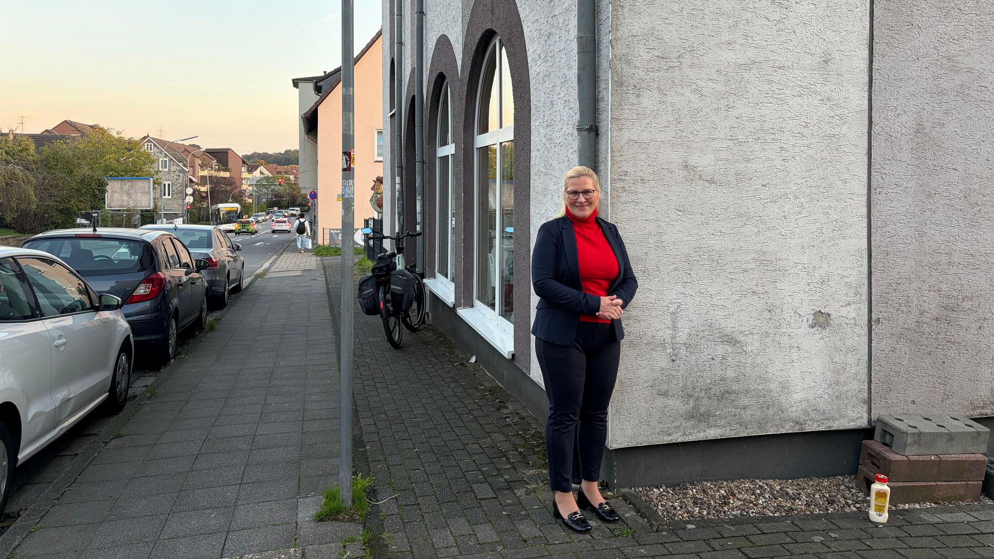 Heike Lehmann, SPD-Landtagskandidatin für den Rheinisch-Bergischen Kreis, vor dem Büro der Leichlinger Sozialdemokraten. Sie kommt aus Wermelskirchen