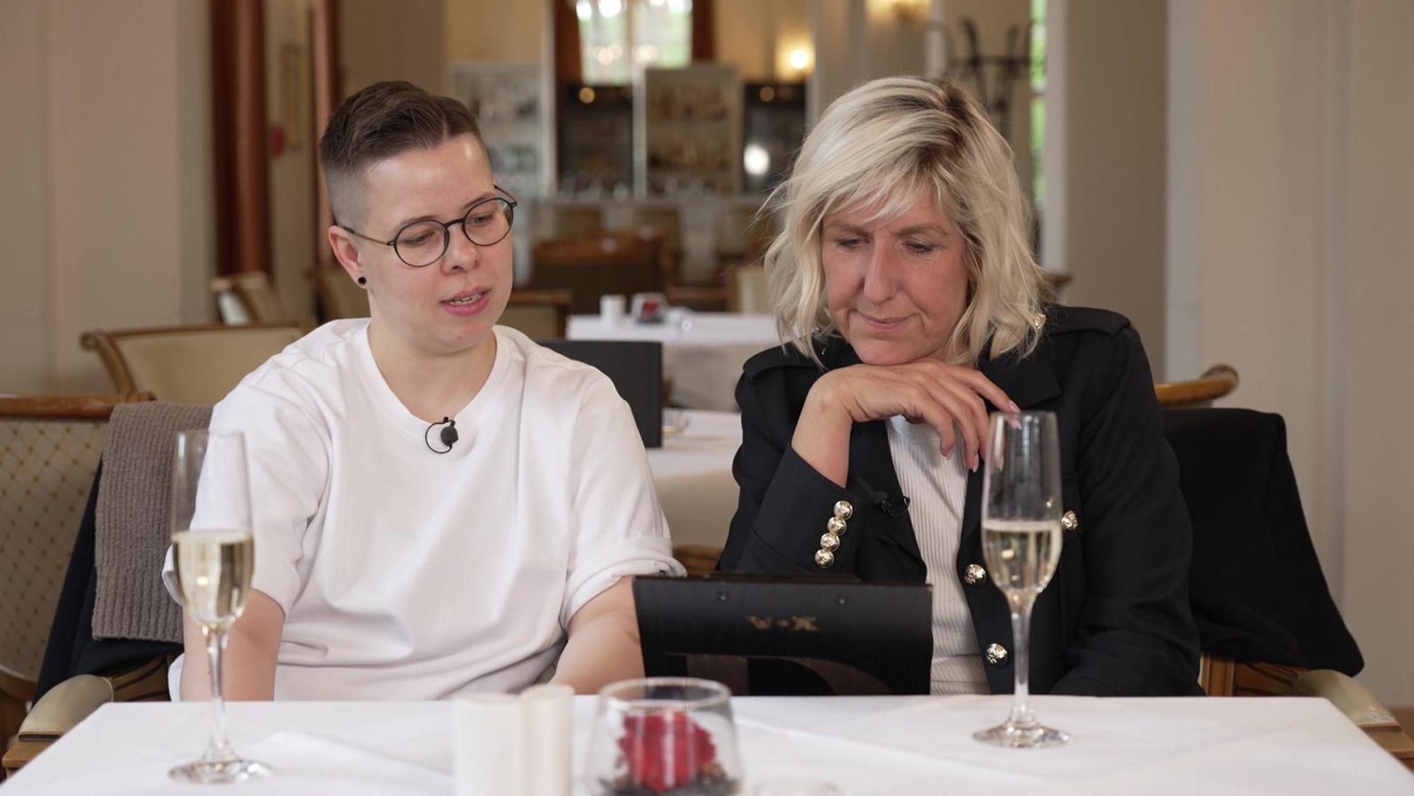 Linda (links) und Dorit studieren Susus Menükarte. (Bild: RTL)