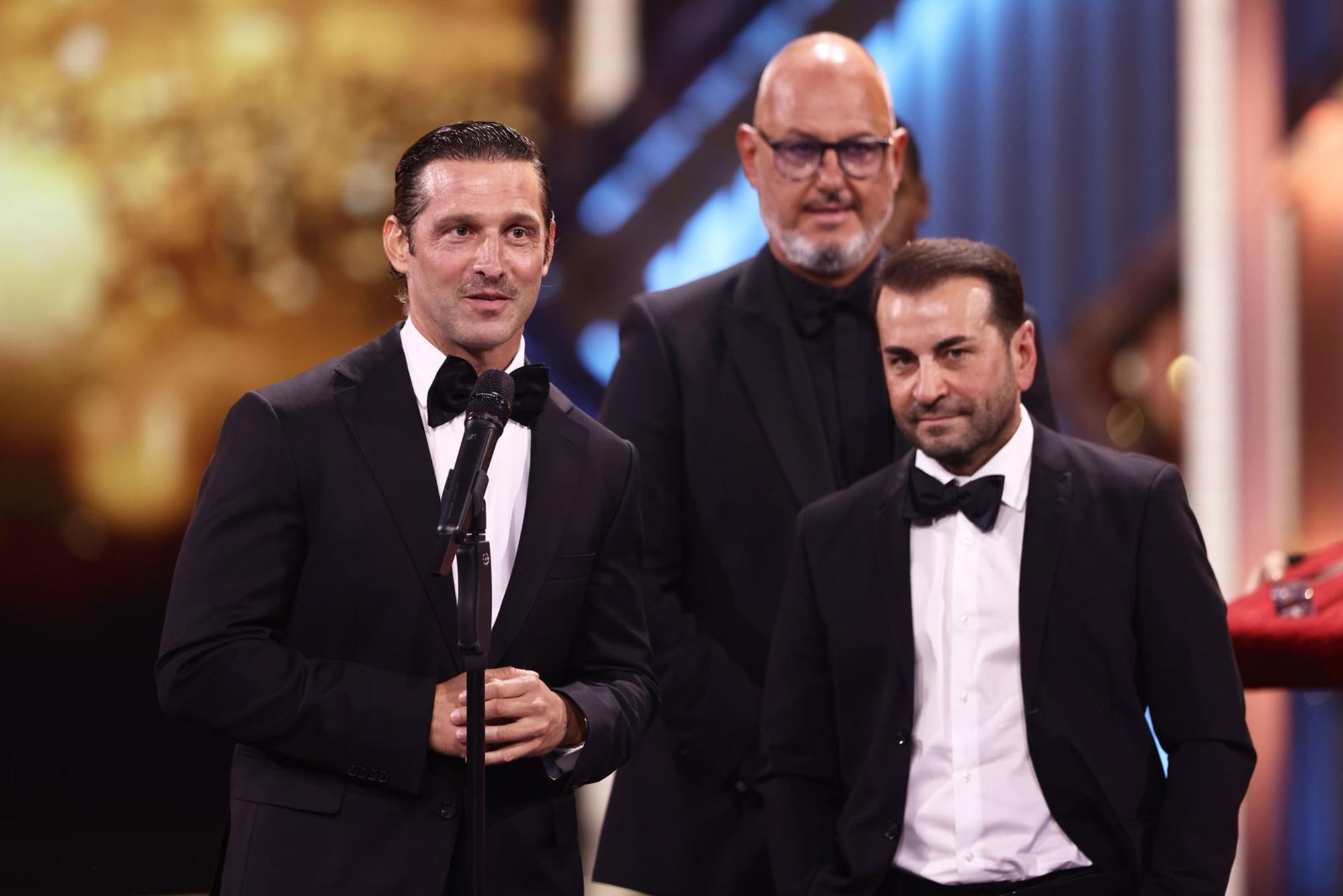 2026 gewann Ali Güngörmüş zusammen mit Frank Rosin (Mitte) und Alexander Kumptner (links) den Deutschen Fernsehpreis für ihre Doku-Soap „Roadtrip Australien - Drei Spitzenköche auf vier Rädern“. (Bild: 2026 Getty Images/Joshua Sammer)