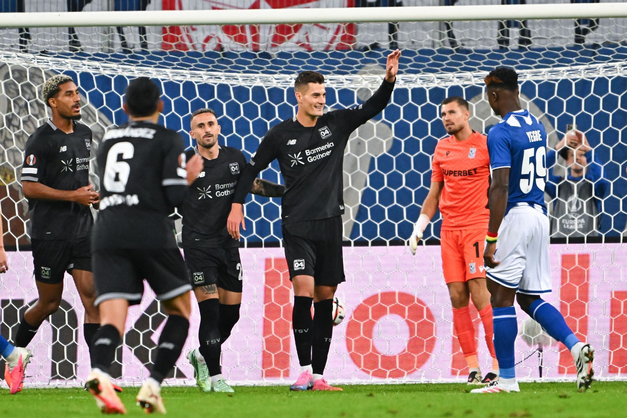 Patrik Schick klatscht mit seinen Mitspielern ab.