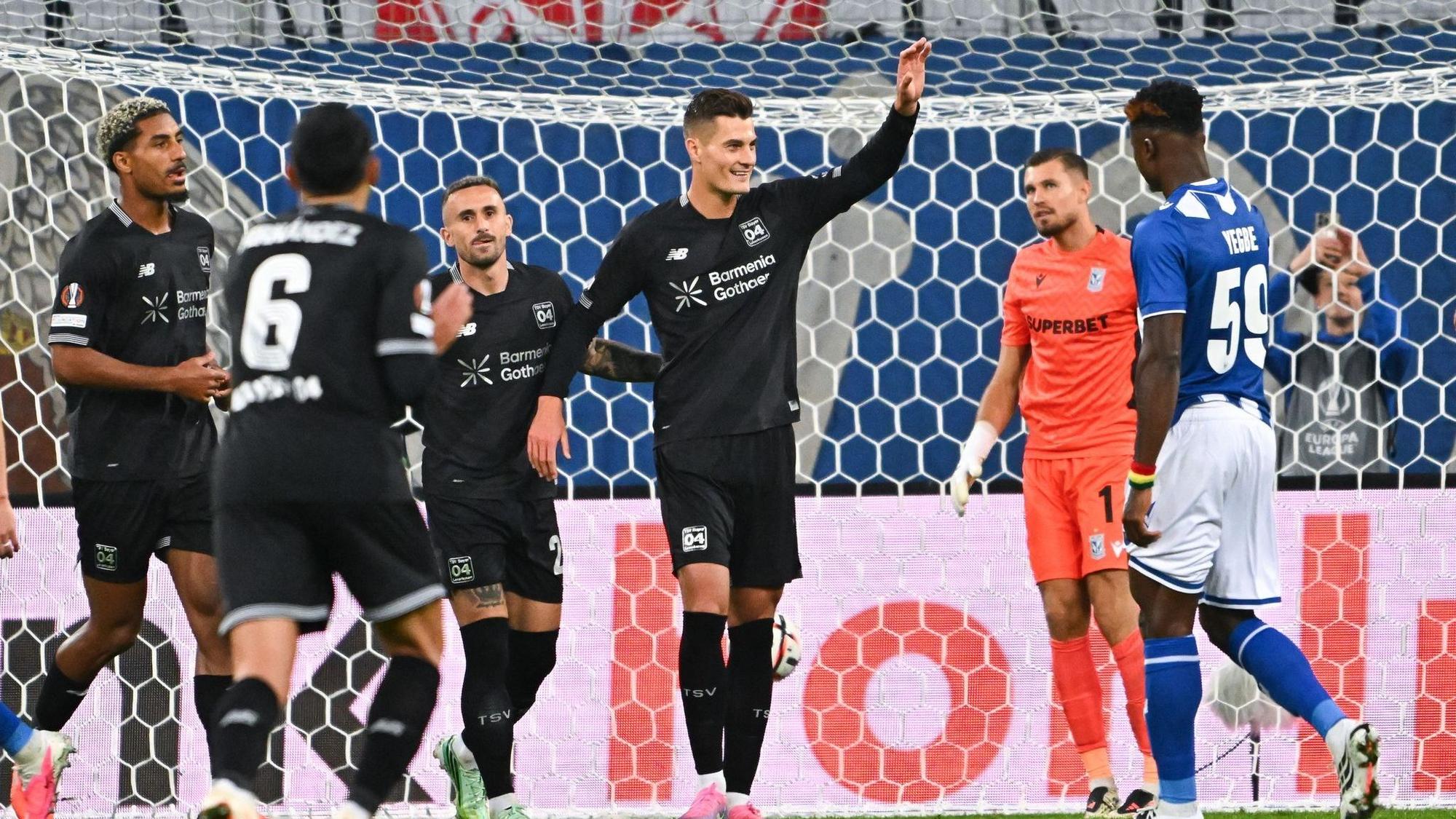 Patrik Schick klatscht mit seinen Mitspielern ab.
