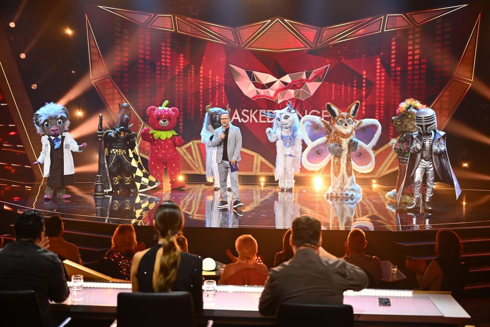 Diese acht Masken kämpften um den Einzug ins Finale (von links): Prof. Dr. Dr. Schweinstein, P.S., Erdbär, Fernando el Toro, Yeti Cat, Momo, Wild Thing und Mr. Mic. (Bild: Joyn/Willi Weber)