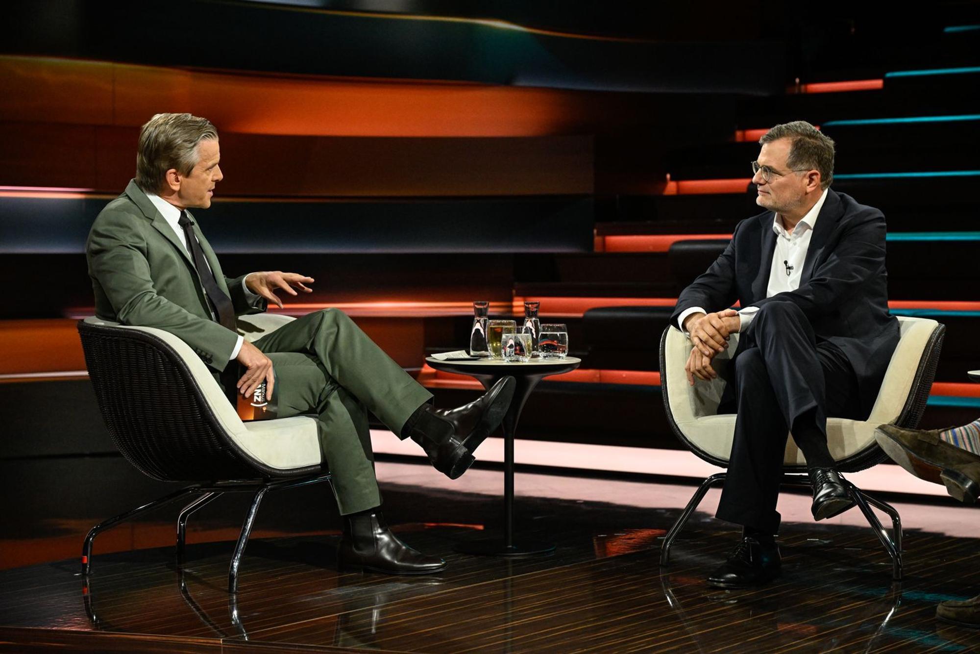 Nach dem Rücktritt von Bärbel Bas wunderte sich der ZDF-Moderator über die Angriffe der SPD-Spitze in Richtung Union. (Bild: ZDF / Markus Hertrich)