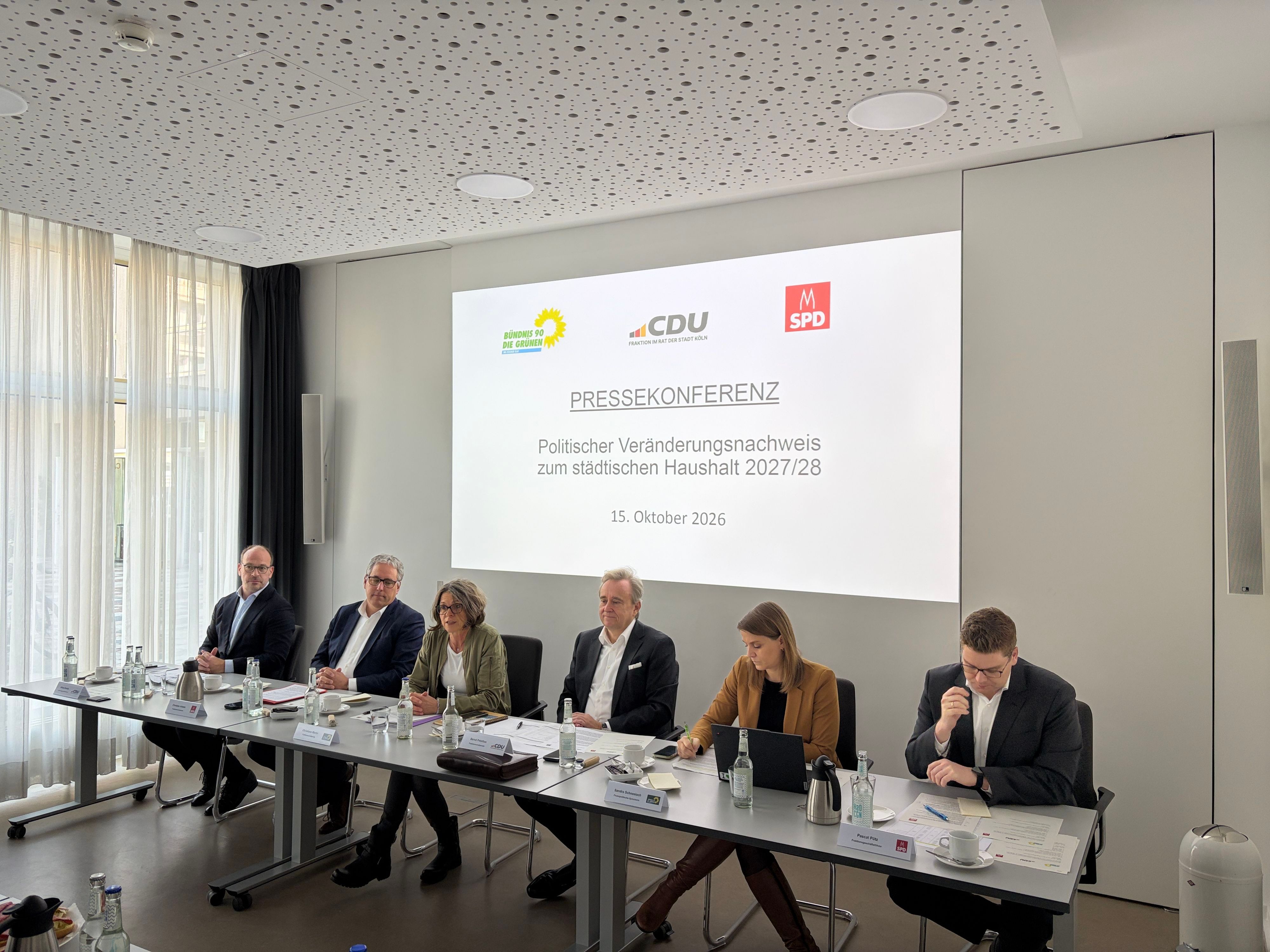 Die Spitzen des Haushaltsbündnisses (von links nach rechts): Niklas Kienitz (CDU), Christian Joisten (SPD), Christiane Martin (Grüne), Bernd Petelkau (CDU), Sandra Schneeloch (Grüne) und Pascal Pütz (SPD).