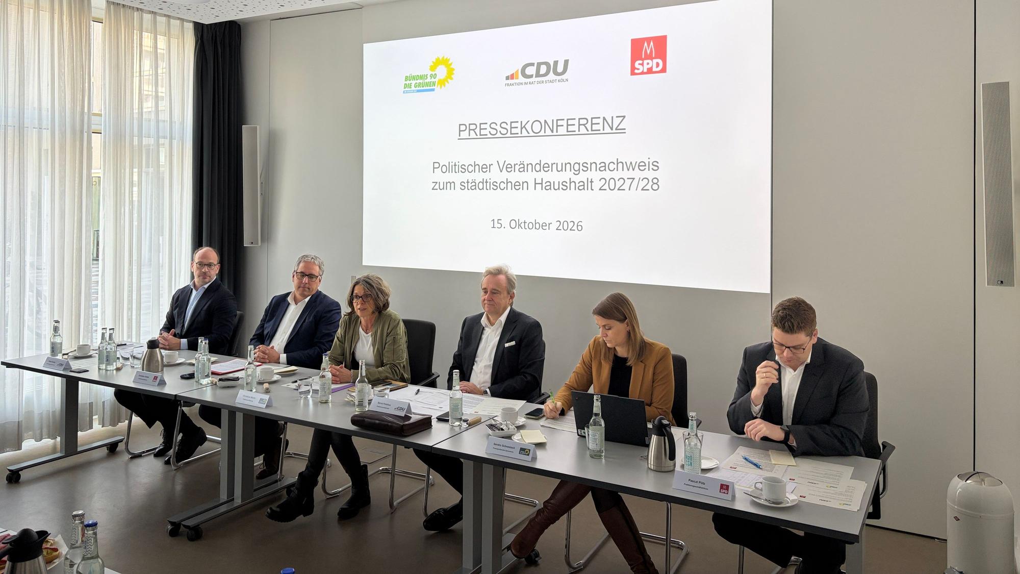 Die Spitzen des Haushaltsbündnisses (von links nach rechts): Niklas Kienitz (CDU), Christian Joisten (SPD), Christiane Martin (Grüne), Bernd Petelkau (CDU), Sandra Schneeloch (Grüne) und Pascal Pütz (SPD).