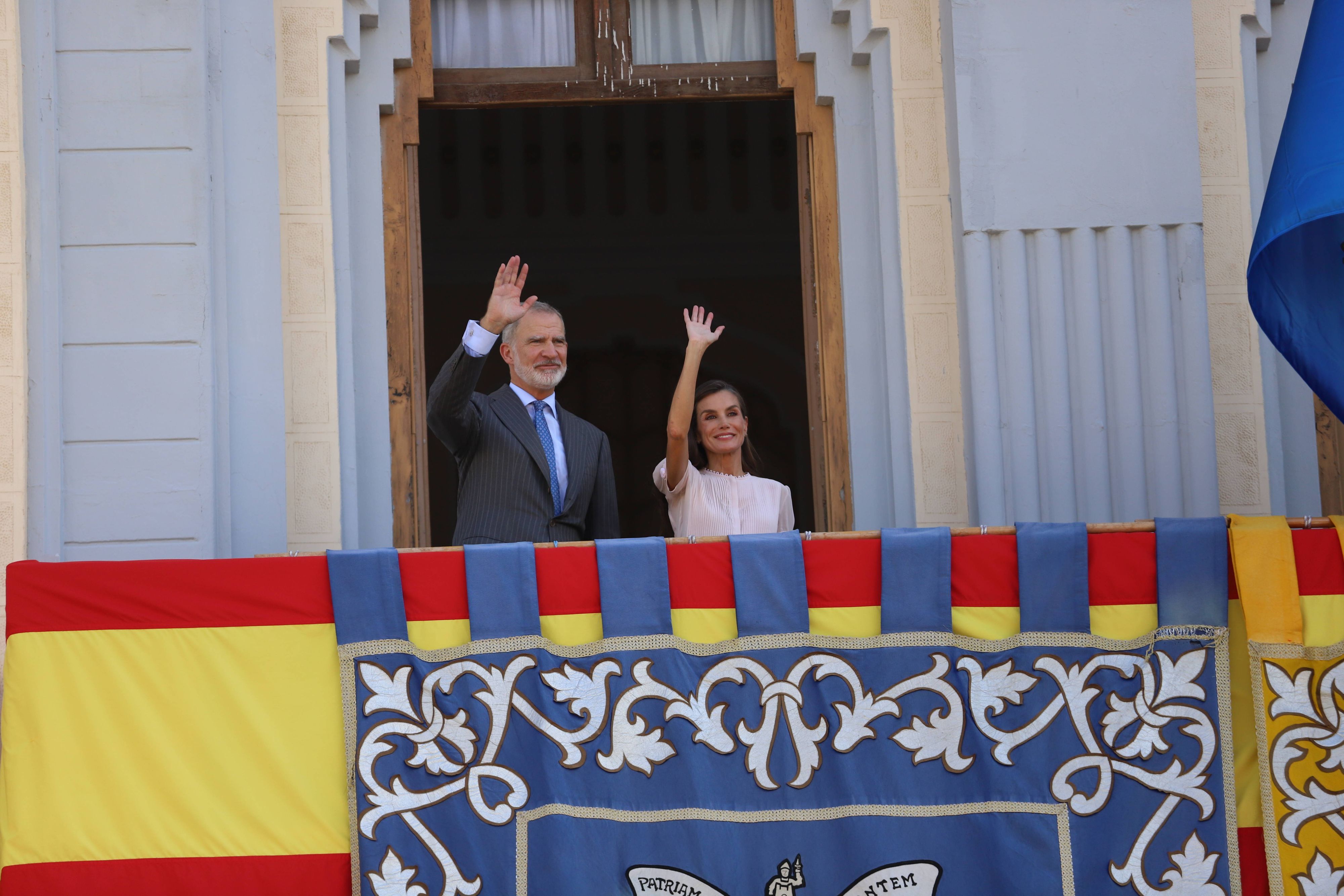 Bei ihrem ersten offiziellen Besuch in der autonomen Stadt Melilla besuchten König Felipe VI. und Königin Letizia die Stadtversammlung, wo sie begeistert empfangen wurden.