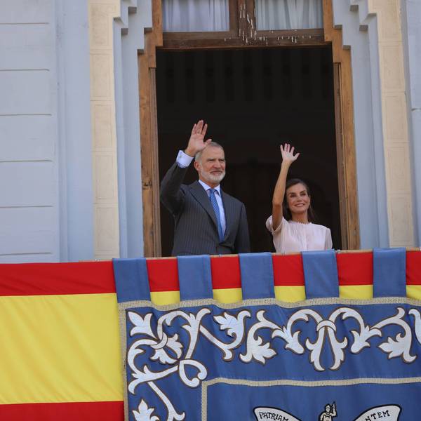 Bei ihrem ersten offiziellen Besuch in der autonomen Stadt Melilla besuchten König Felipe VI. und Königin Letizia die Stadtversammlung, wo sie begeistert empfangen wurden.