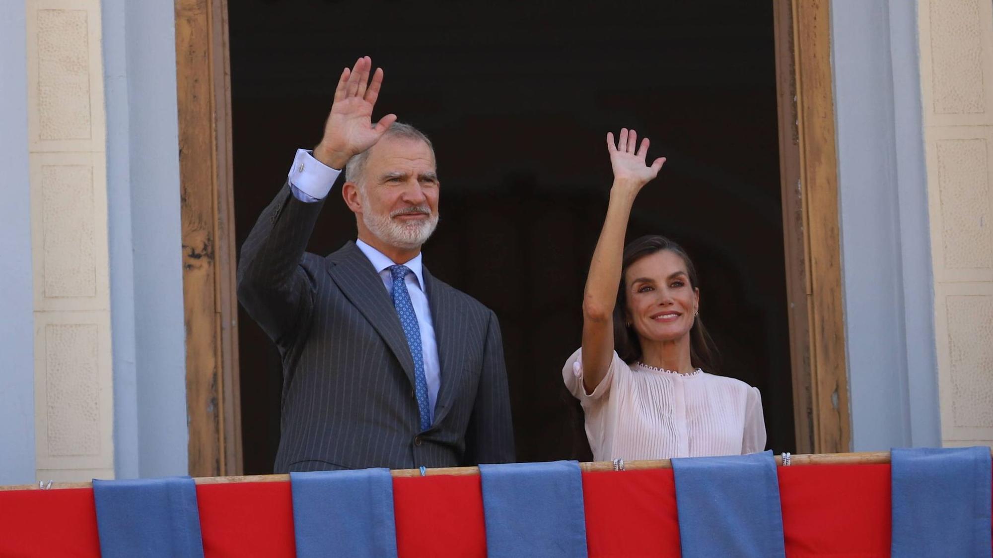 Bei ihrem ersten offiziellen Besuch in der autonomen Stadt Melilla besuchten König Felipe VI. und Königin Letizia die Stadtversammlung, wo sie begeistert empfangen wurden.