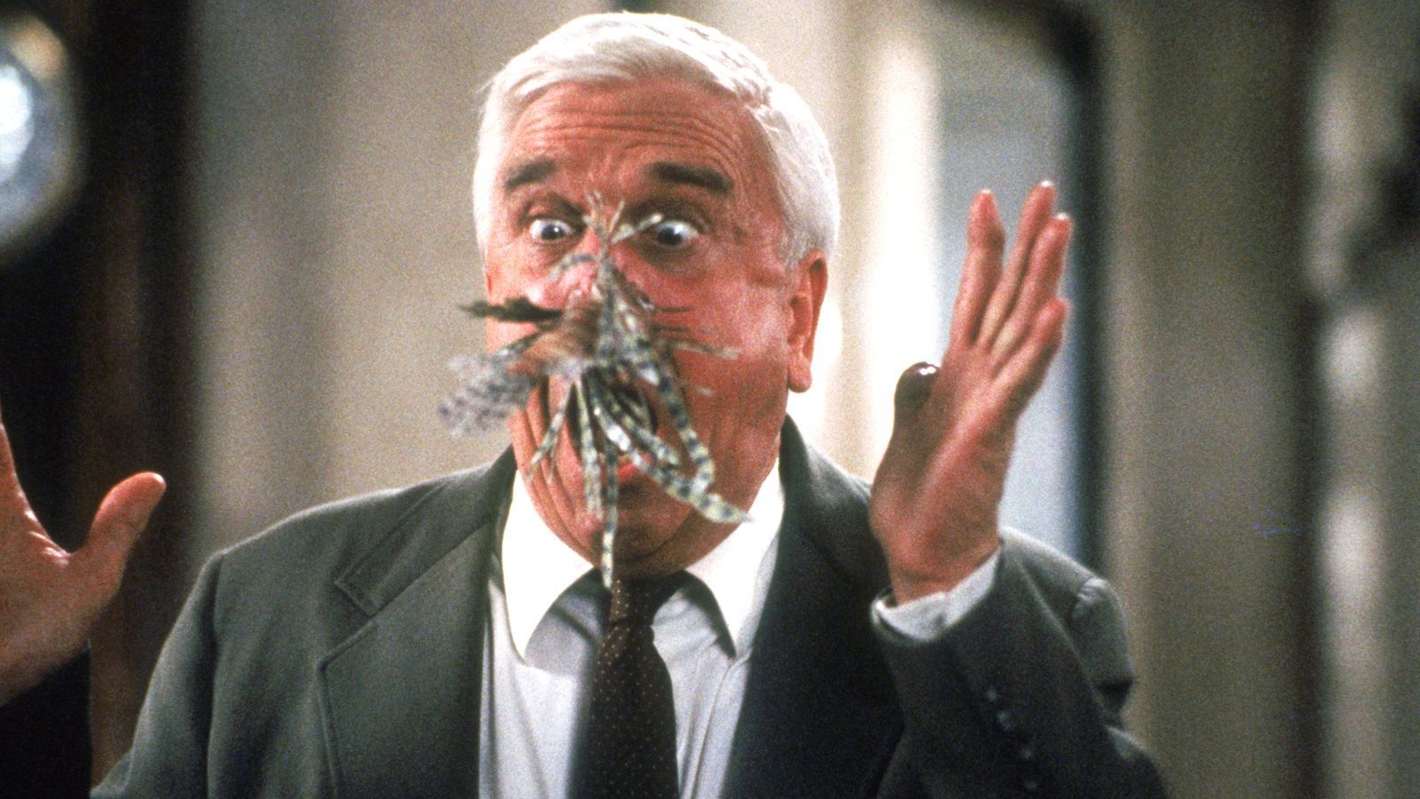 Frank Drebins (Leslie Nielsen) Nase befindet sich in einer misslichen Lage.  (Bild: RTLZWEI)