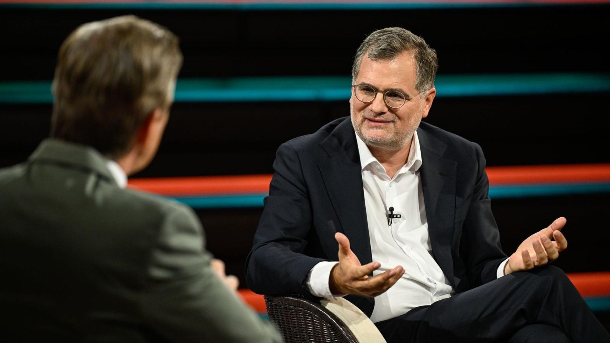 SPD-Politiker Wolfgang Schmidt tat sich am Mittwochabend schwer, die Spitze seiner Partei zu kritisieren. (Bild: ZDF / Markus Hertrich)