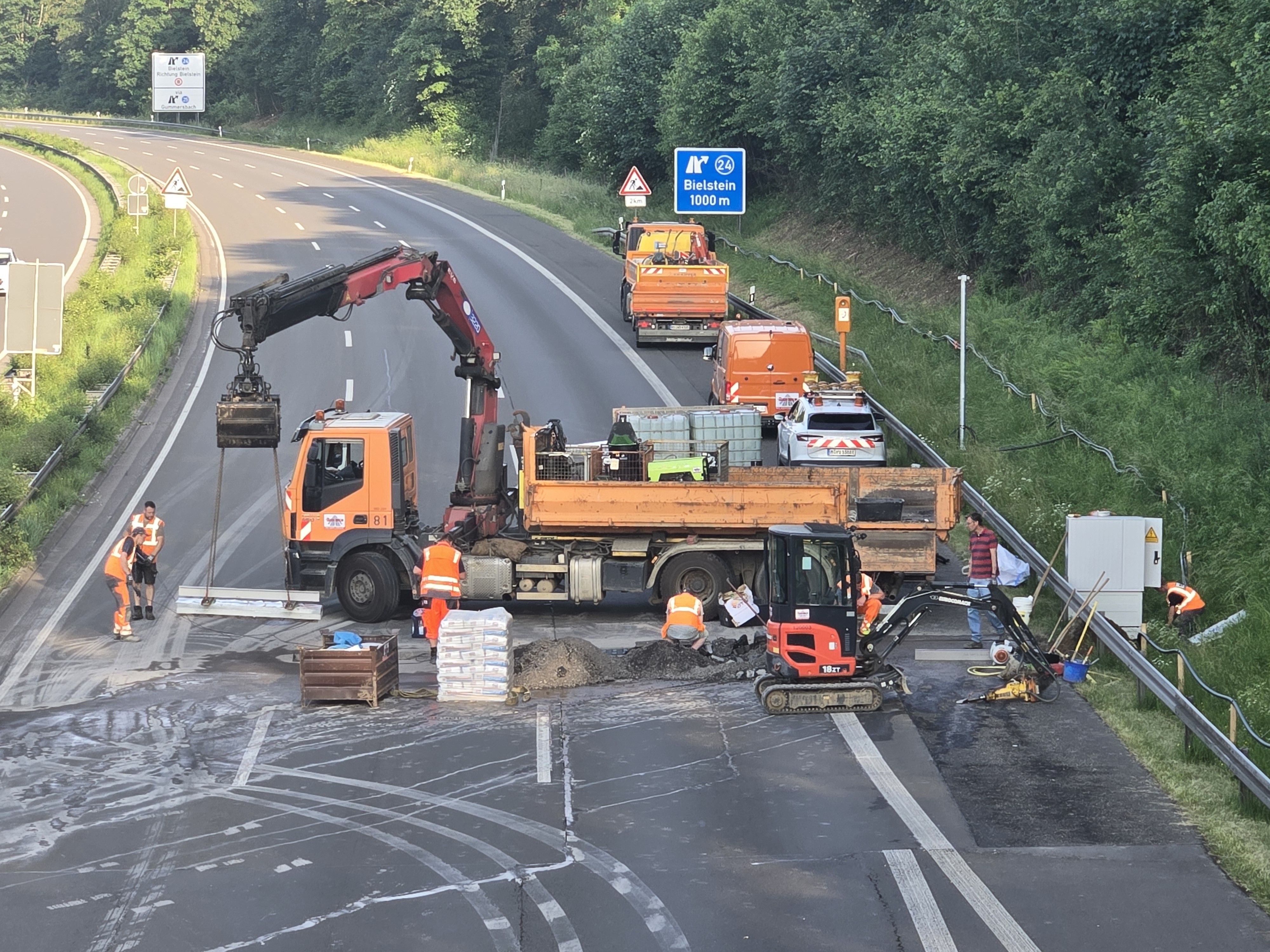 Installation der WIM-Anlage auf der A4 vor der Wiehltalbrücke