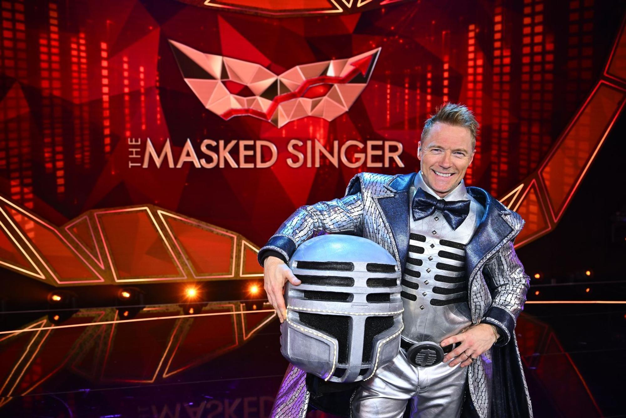 Im Kostüm von Mr. Mic steckte der internationale Superstar Ronan Keating. Er wurde mit Standing Ovations vom Publikum gefeiert. (Bild: Joyn/Willi Weber)