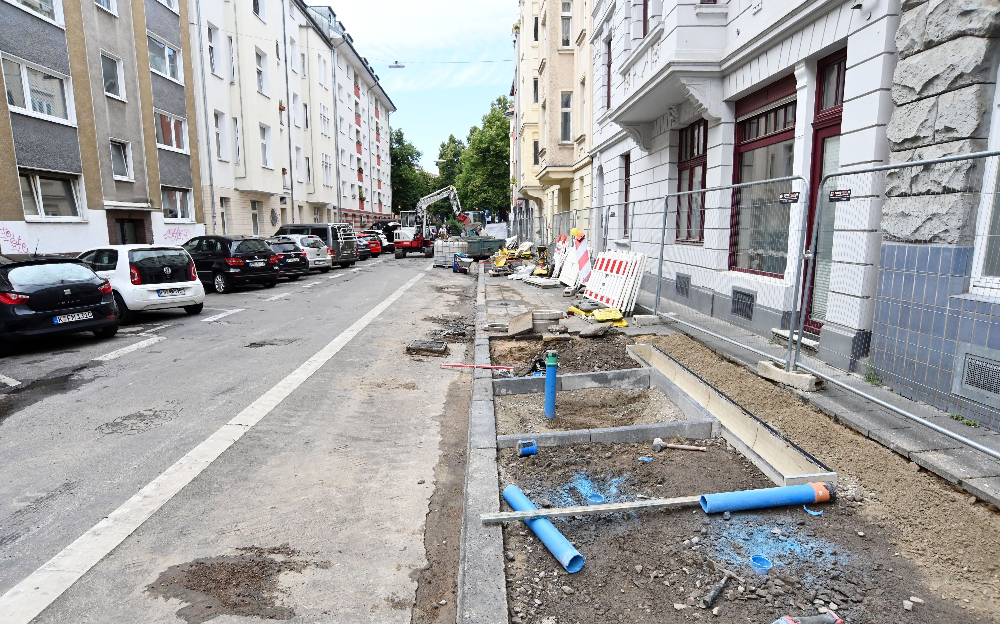 23.07.2025 Köln. In der Weißenburgstraße im Agnesviertel baut die Stadt seit Montag einige Parkscheinautomaten ab und beginnt damit, Parkplätze zurückzubauen. Anlass ist eine Neubewertung der Mindestfahrbahnbreite der Straßen als Rettungsweg, nachdem es bei einem Feuerwehreinsatz an anderer Stelle im März 2025 durch Falschparker zu Verzögerungen gekommen war. Foto: Alexander Schwaiger