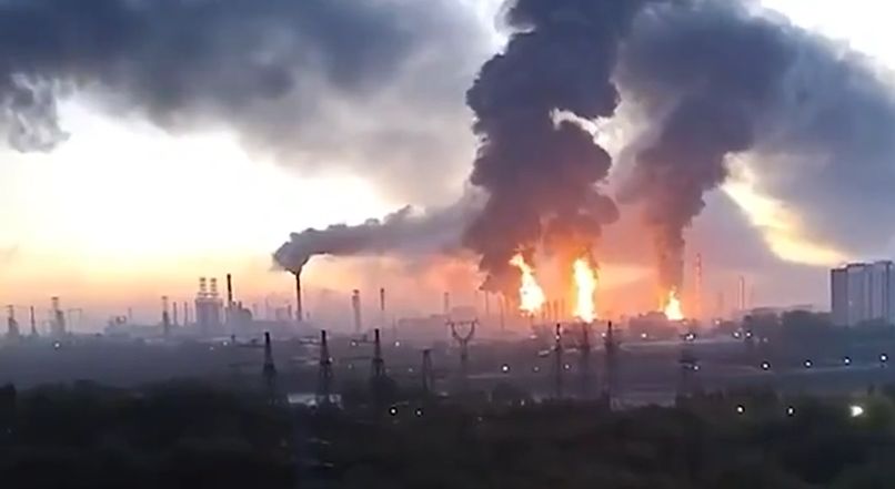 Ein Brand in einer russischen Raffinerie. Die ukrainischen Streitkräfte haben ihre Angriffe auf Raffinerien in Russland wieder aufgenommen, das teilte Staatschef Wolodymyr Selenskyj am Donnerstag (15. Oktober) mit. (Archivbild)