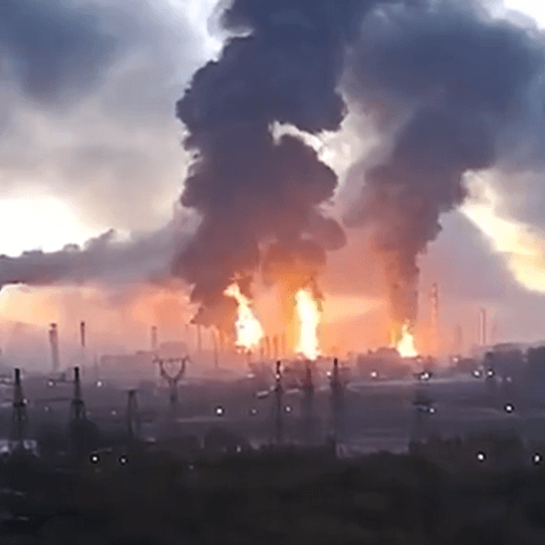 Ein Brand in einer russischen Raffinerie. Die ukrainischen Streitkräfte haben ihre Angriffe auf Raffinerien in Russland wieder aufgenommen, das teilte Staatschef Wolodymyr Selenskyj am Donnerstag (15. Oktober) mit. (Archivbild)