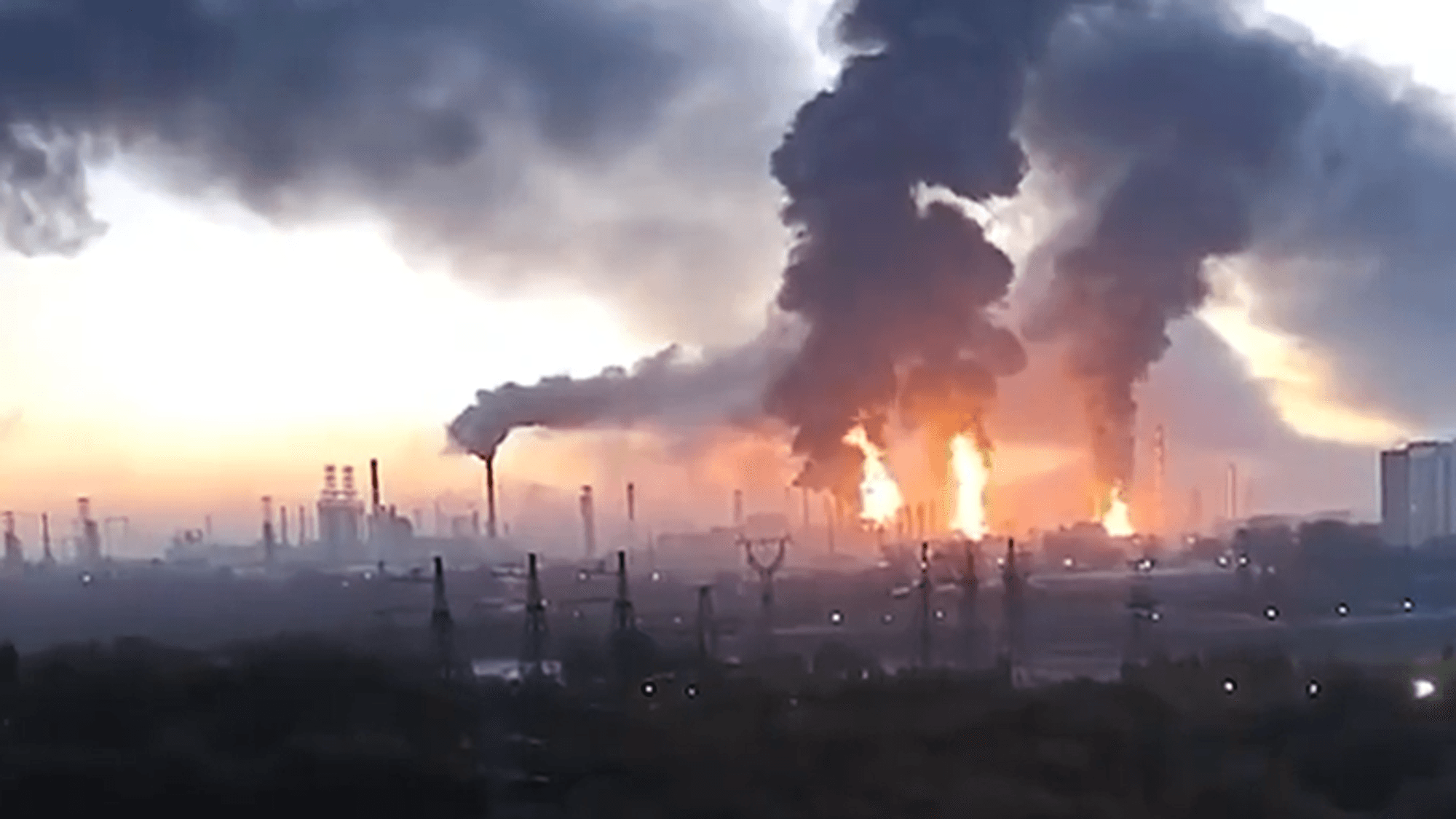Ein Brand in einer russischen Raffinerie. Die ukrainischen Streitkräfte haben ihre Angriffe auf Raffinerien in Russland wieder aufgenommen, das teilte Staatschef Wolodymyr Selenskyj am Donnerstag (15. Oktober) mit. (Archivbild)