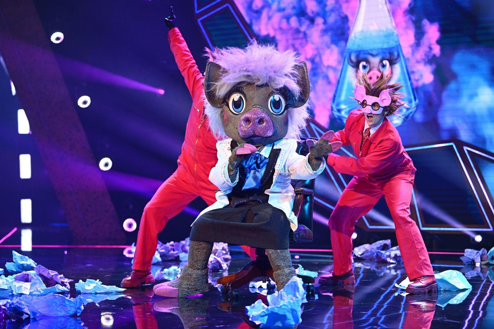 „Don't Stop Me Now“: Für Prof. Dr. Dr. Schweinstein wurde der Queen-Song zum Motto: Sie ließ sich nicht aufhalten und steht im Finale. (Bild: Joyn/Willi Weber)