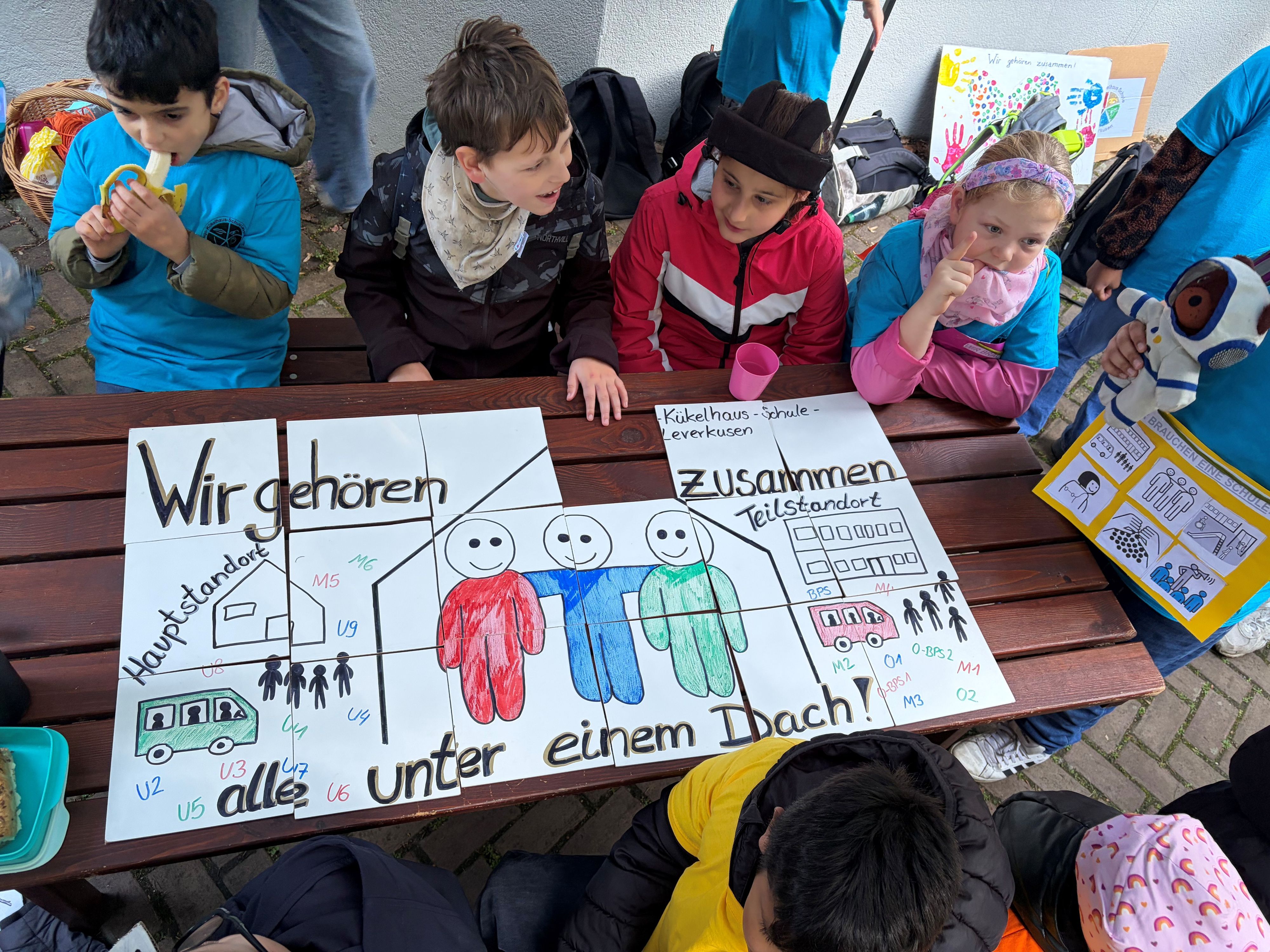 „Wir gehören zusammen“ steht auf dem Puzzleschild der Hugo-Kükelhaus-Schule.
