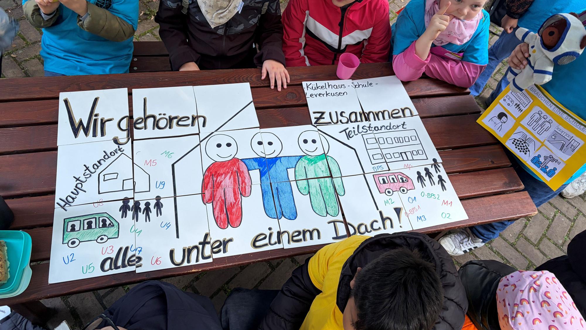 „Wir gehören zusammen“ steht auf dem Puzzleschild der Hugo-Kükelhaus-Schule.