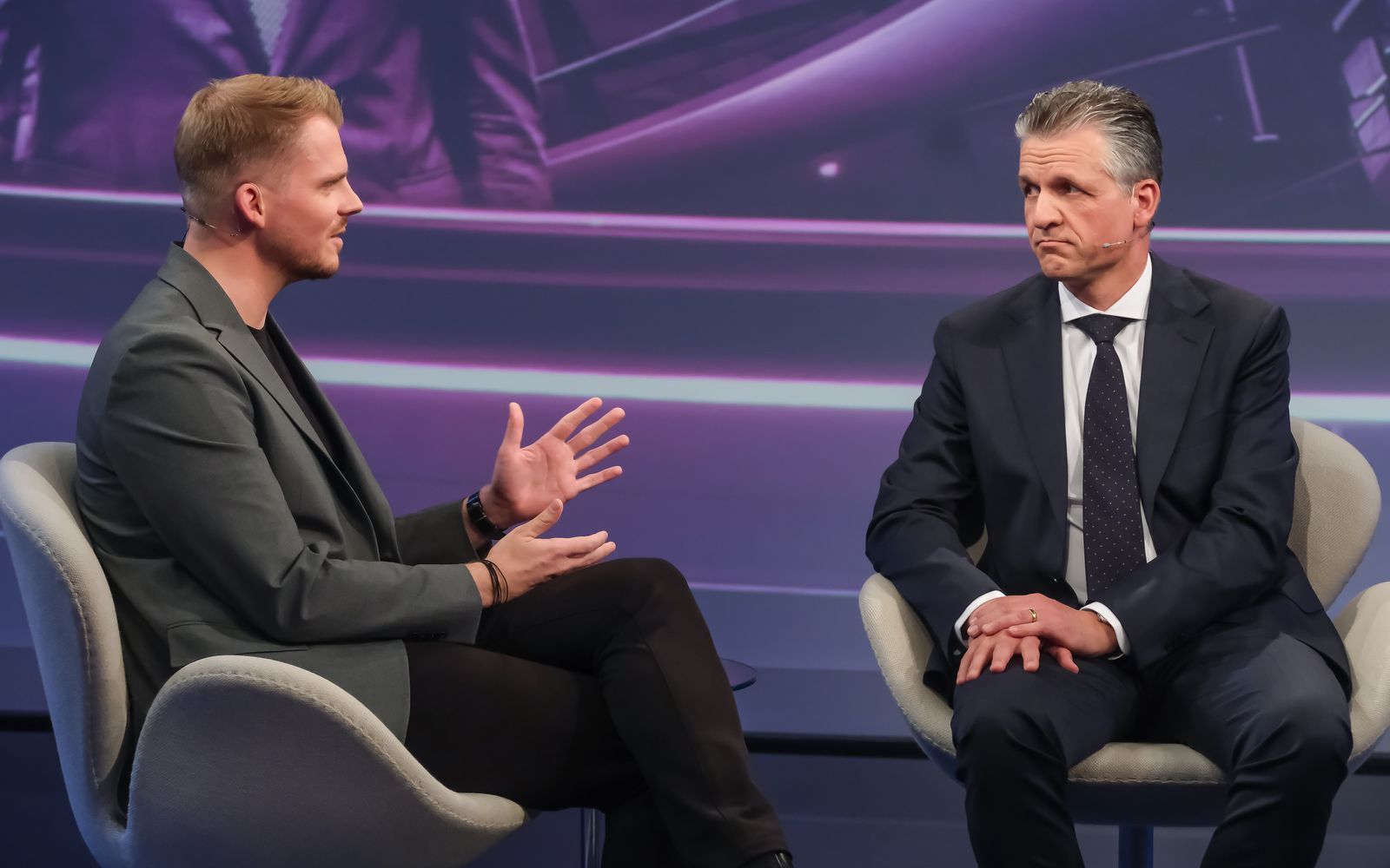 Tim Klüssendorf (links) und Thorsten Frei wollen die Koalition im Bund fortsetzen. Beim Thema Sachsen-Anhalt sind sie nicht einer Meinung. (Bild: WDR/Oliver Ziebe)