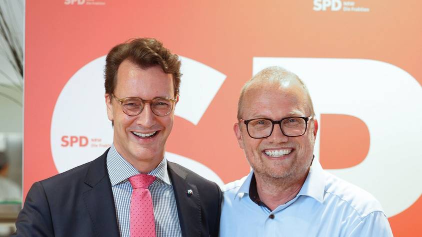 NRW-Ministerpräsident Hendrik Wüst (CDU) und der SPD-Fraktionsvorsitzende Jochen Ott lächelten 2023 gemeinsam in eine Kamera.