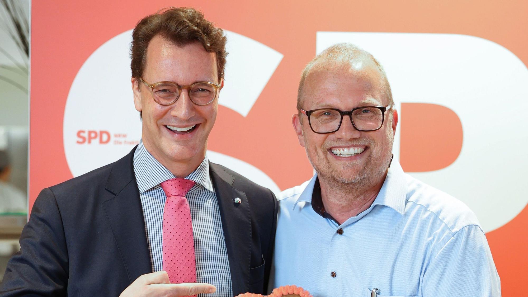 NRW-Ministerpräsident Hendrik Wüst (CDU) und der SPD-Fraktionsvorsitzende Jochen Ott lächelten 2023 gemeinsam in eine Kamera.