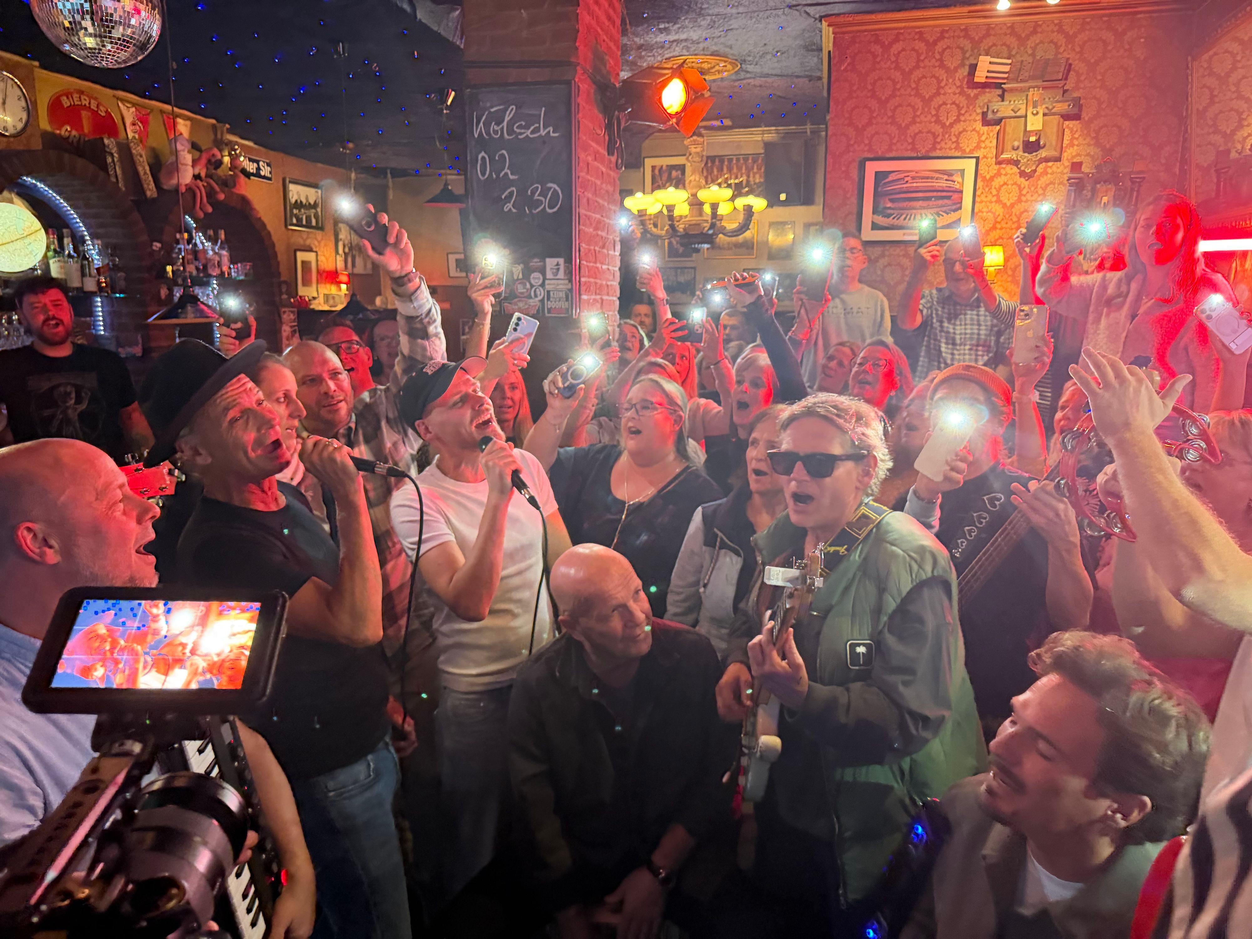 Die kölschen Bands Cat Ballou und Brings performen für ihr Musikvideo gemeinsam mit ihren Fans in der Kneipe Backes.