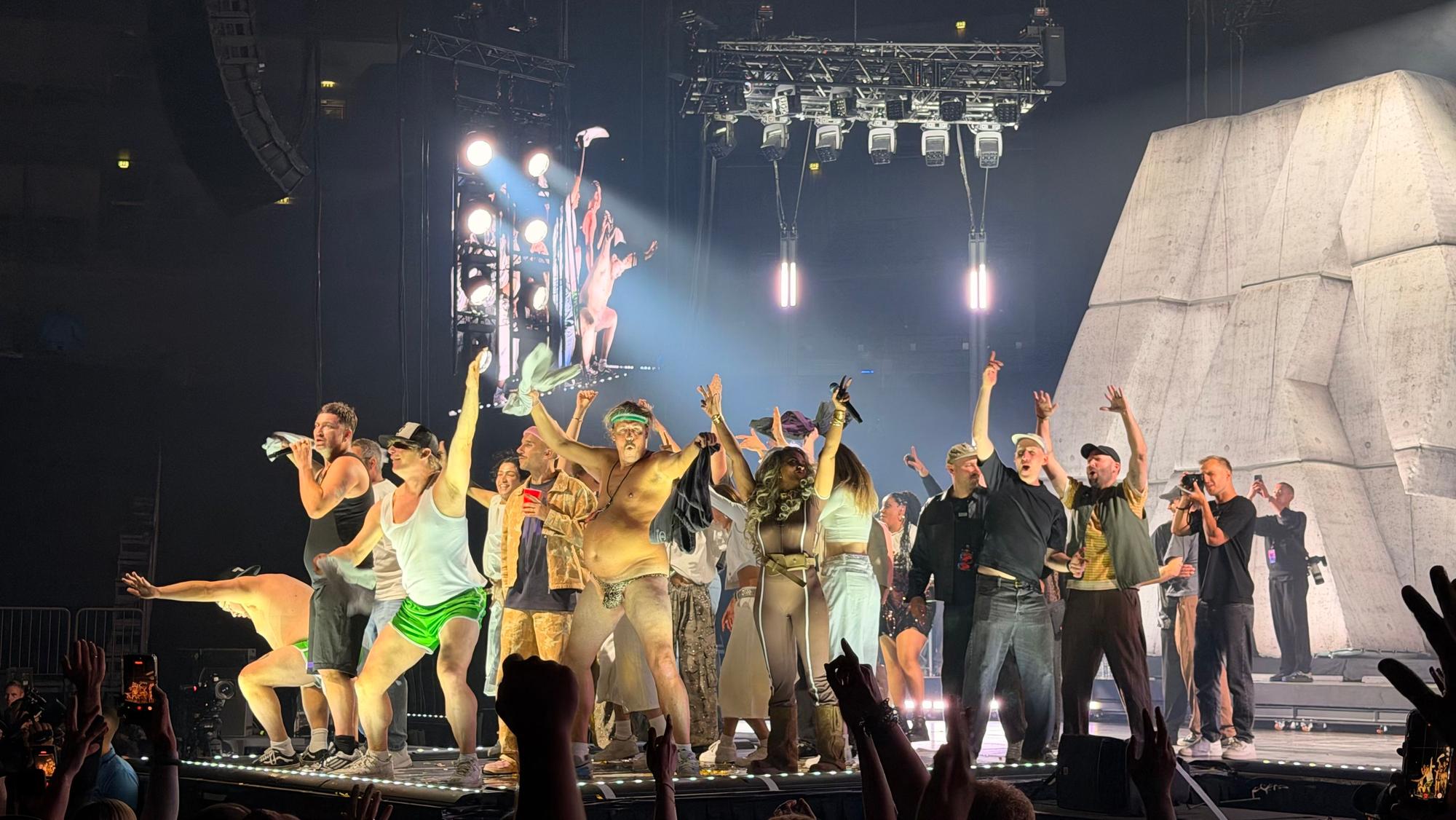Marteria mit dem Team Rhythmusgymnastik und Querbeat auf der Bühne.