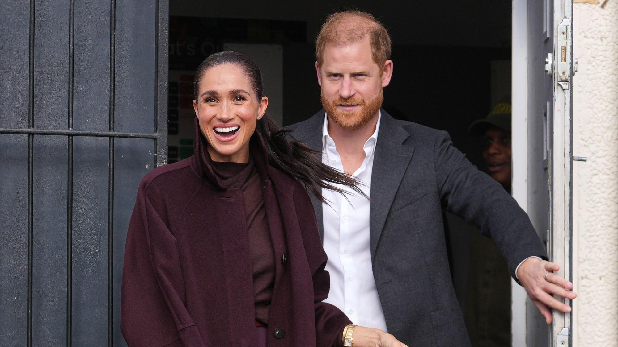 Der britische Prinz Harry und seine Frau Meghan, Herzog und Herzogin von Sussex, verlassen nach einem Besuch im „Community Recording Studio“ den Ort.