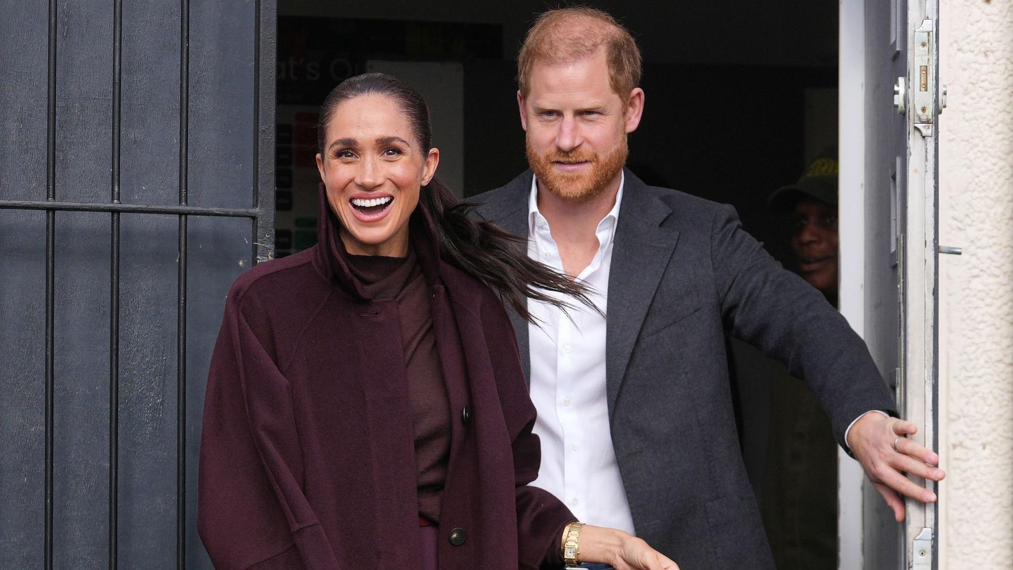 Herzogin Meghan und Prinz Harry strahlen.