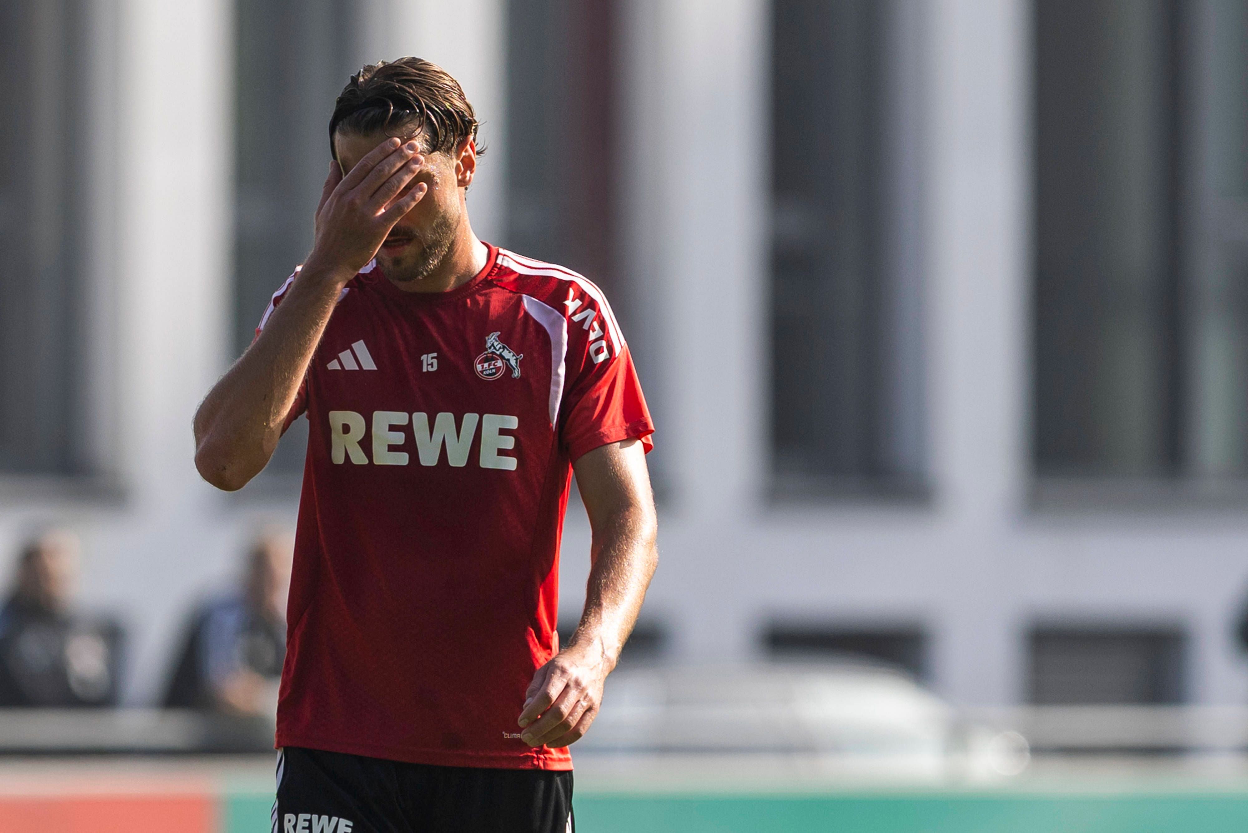 Imad Rondic hält sich im Training die Hand vor sein Gesicht.