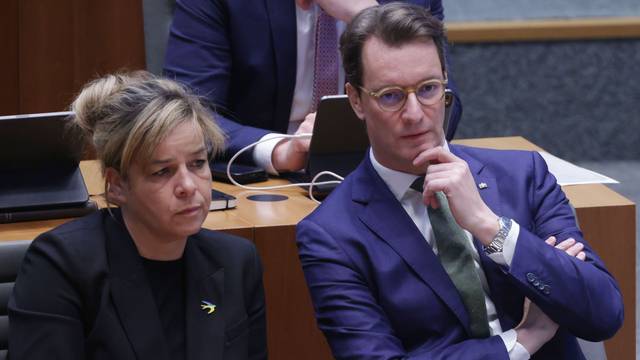 Hendrik Wüst (r, CDU), Ministerpräsident von Nordrhein-Westfalen, und seine Stellvertreterin Mona Neubaur (Grüne), Wirtschaftsministerin, verfolgen die Debatte im Landtag.