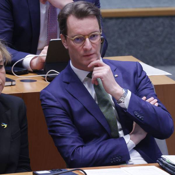 Hendrik Wüst (r, CDU), Ministerpräsident von Nordrhein-Westfalen, und seine Stellvertreterin Mona Neubaur (Grüne), Wirtschaftsministerin, verfolgen die Debatte im Landtag.