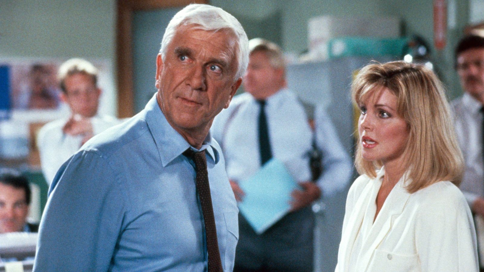 Jane (Priscilla Presley) kann dem Charme von Frank Drebin (Leslie Nielsen) nicht widerstehen.  (Bild: RTLZWEI)
