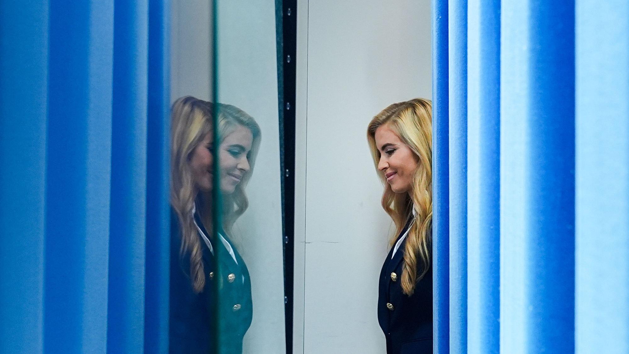 Die Pressesprecherin des Weißen Hauses, Katie Zacharia, betritt in Washington den James-Brady-Presseraum im Weißen Haus, um mit Reportern zu sprechen.