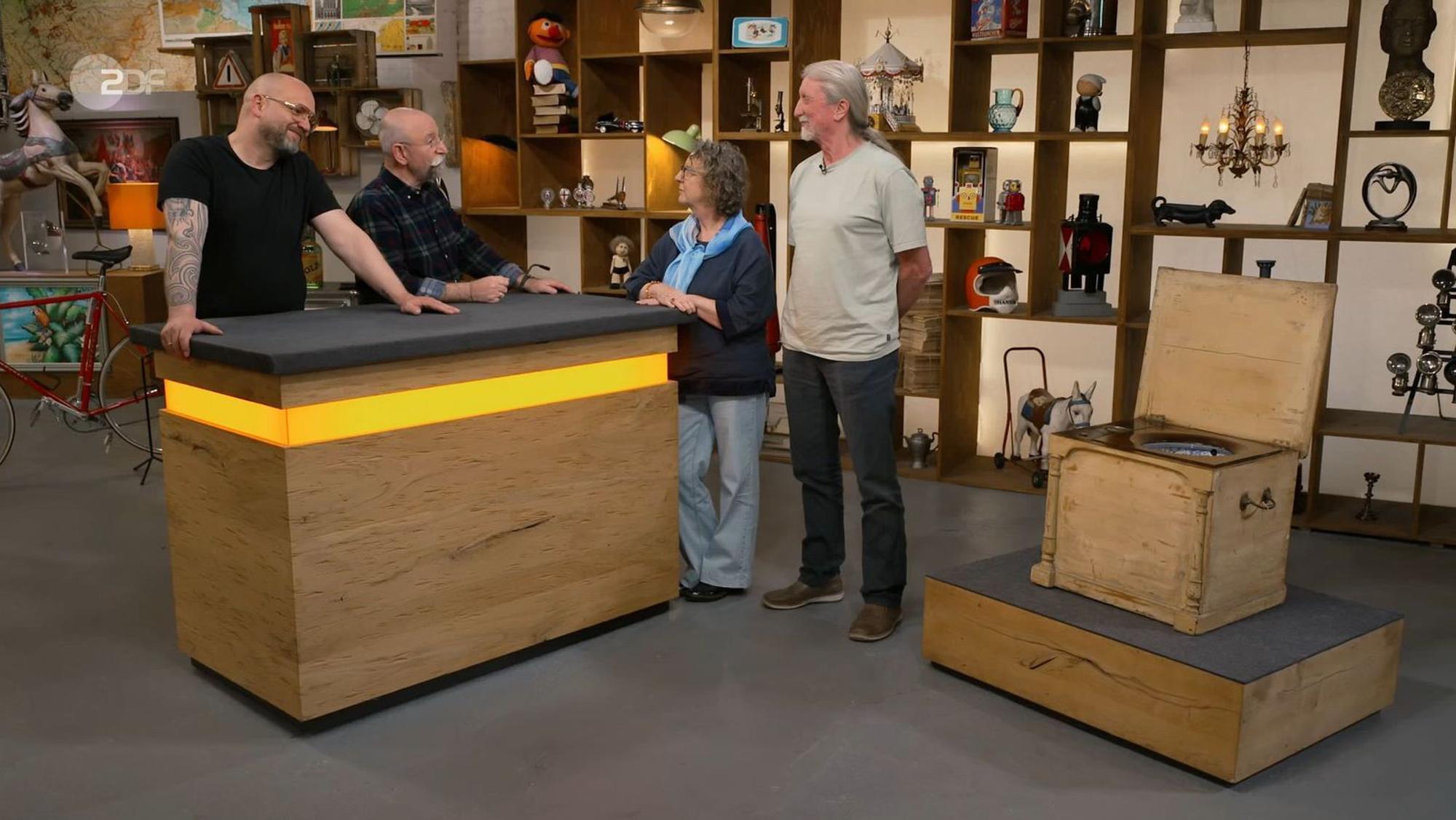 „Ach, das kenne ich! Das ist eine Feldküche“, strahlte Horst Lichter, als er das „Bares für Rares“-Objekt erblickte. Doch dann klärte ihn die Verkäuferin auf ...
(Bild: ZDF)